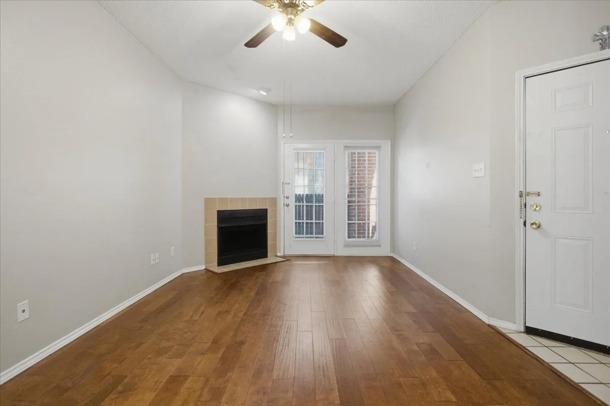 Living room (unstaged)
