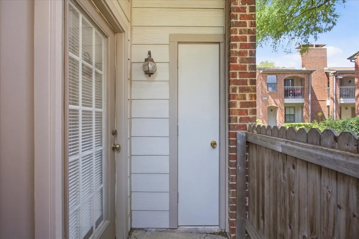 Additional storage on t 5x11 side patio