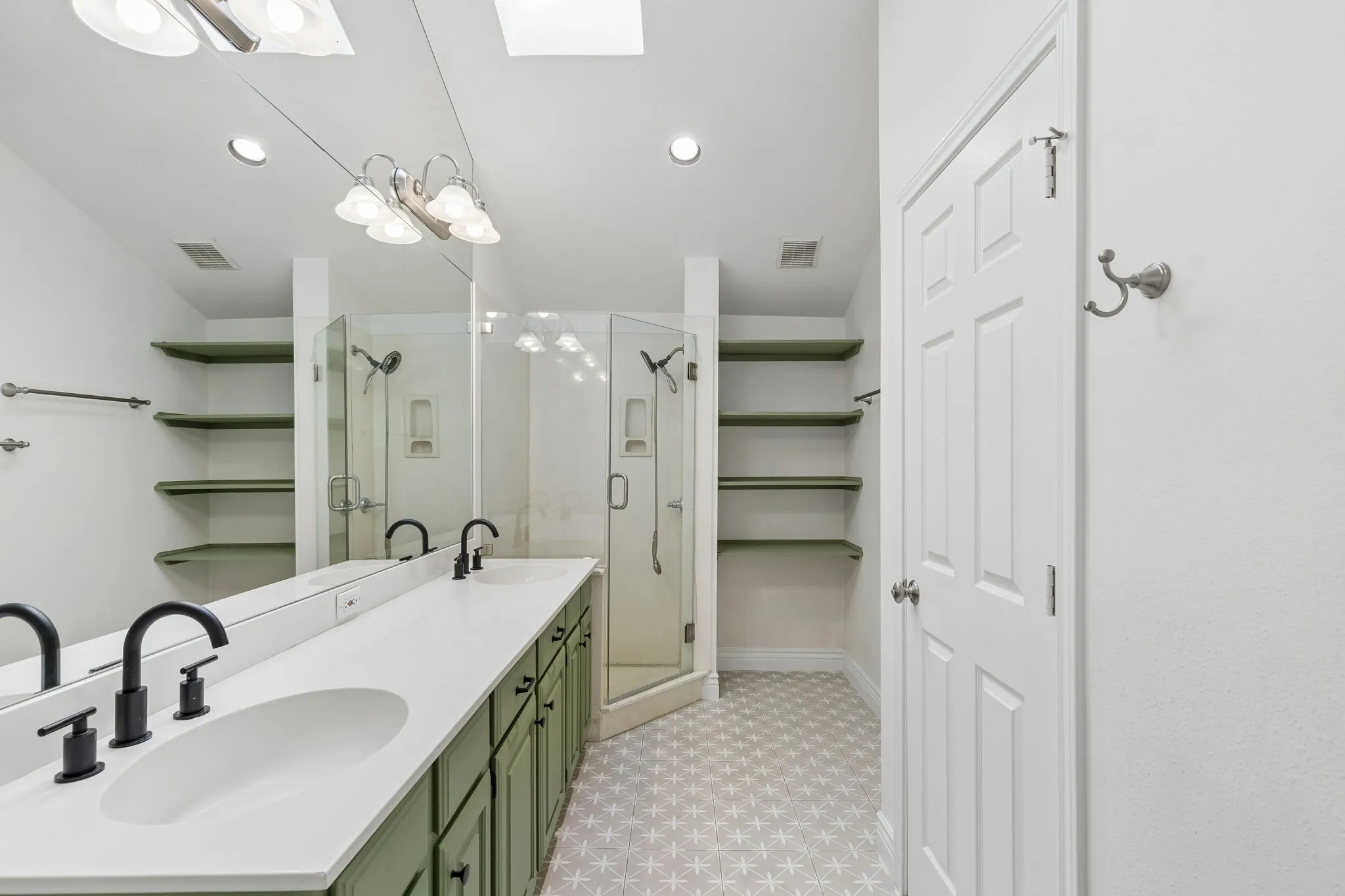 Townhouse For Sale in Dallas County , 5950 Lindenshire Lane 302, Dallas, Texas 75230, 2 Bedroom, 3 Bathroom, 2 Garage spaces, 1,270 Sqft, built in 1990, mls#21362210, Real Estate Agent in Dallas, Homes For Sale in Dallas county, Homes For Sale in Dallas, Realtor in Dallas Texas, Real Estate Brokerage Independent Realty Texas, Luminita Cordes Realtor