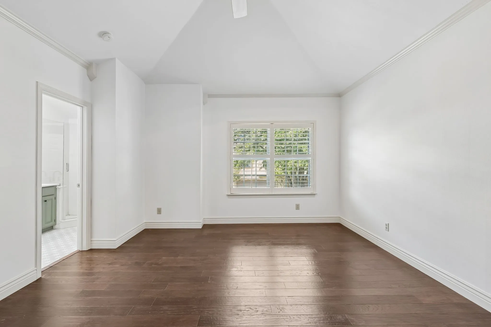 Townhouse For Sale in Dallas County , 5950 Lindenshire Lane 302, Dallas, Texas 75230, 2 Bedroom, 3 Bathroom, 2 Garage spaces, 1,270 Sqft, built in 1990, mls#21362210, Real Estate Agent in Dallas, Homes For Sale in Dallas county, Homes For Sale in Dallas, Realtor in Dallas Texas, Real Estate Brokerage Independent Realty Texas, Luminita Cordes Realtor