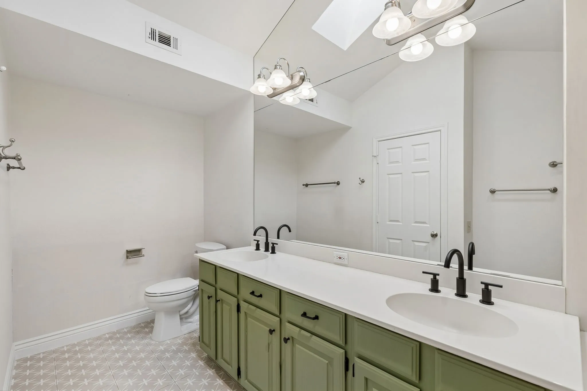 Townhouse For Sale in Dallas County , 5950 Lindenshire Lane 302, Dallas, Texas 75230, 2 Bedroom, 3 Bathroom, 2 Garage spaces, 1,270 Sqft, built in 1990, mls#21362210, Real Estate Agent in Dallas, Homes For Sale in Dallas county, Homes For Sale in Dallas, Realtor in Dallas Texas, Real Estate Brokerage Independent Realty Texas, Luminita Cordes Realtor