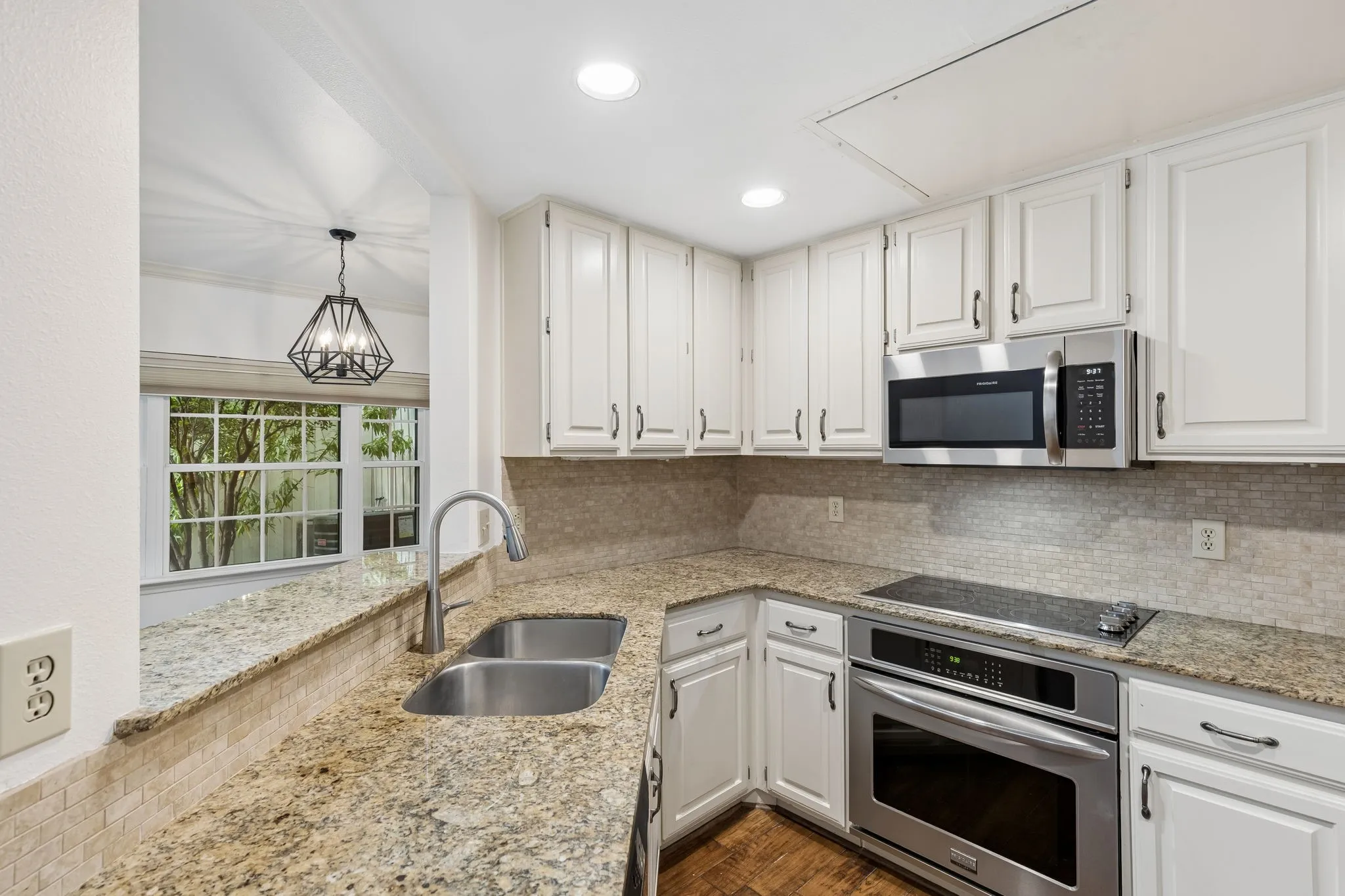 Townhouse For Sale in Dallas County , 5950 Lindenshire Lane 302, Dallas, Texas 75230, 2 Bedroom, 3 Bathroom, 2 Garage spaces, 1,270 Sqft, built in 1990, mls#21362210, Real Estate Agent in Dallas, Homes For Sale in Dallas county, Homes For Sale in Dallas, Realtor in Dallas Texas, Real Estate Brokerage Independent Realty Texas, Luminita Cordes Realtor