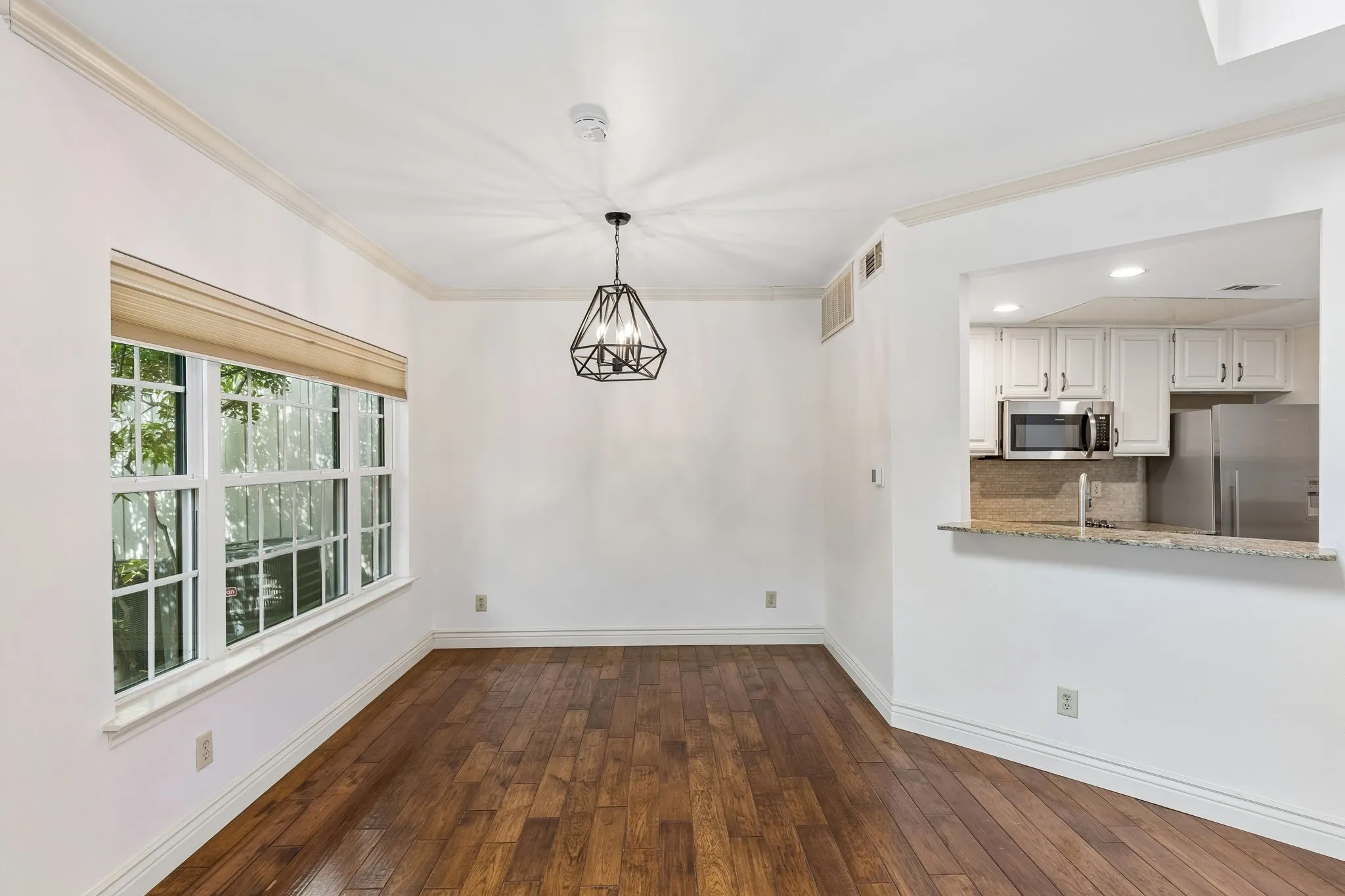 Townhouse For Sale in Dallas County , 5950 Lindenshire Lane 302, Dallas, Texas 75230, 2 Bedroom, 3 Bathroom, 2 Garage spaces, 1,270 Sqft, built in 1990, mls#21362210, Real Estate Agent in Dallas, Homes For Sale in Dallas county, Homes For Sale in Dallas, Realtor in Dallas Texas, Real Estate Brokerage Independent Realty Texas, Luminita Cordes Realtor