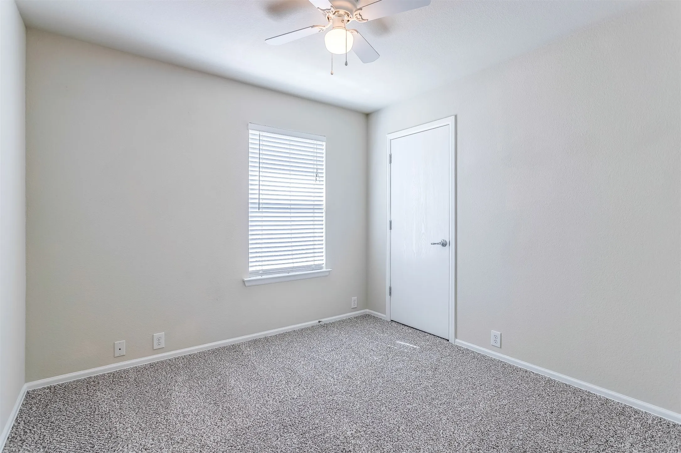 Single Family Residence For Rent in Ellis County , 529 Quail Hollow Drive, Midlothian, Texas 76065, 4 Bedroom, 2 Bathroom, 2 Garage spaces, 1,560 Sqft, built in 2007, mls#21370257, Real Estate Agent in Midlothian, Homes For Rent in Ellis county, Homes For Rent in Midlothian, Realtor in Midlothian Texas, Real Estate Brokerage Independent Realty Texas, Luminita Cordes Realtor