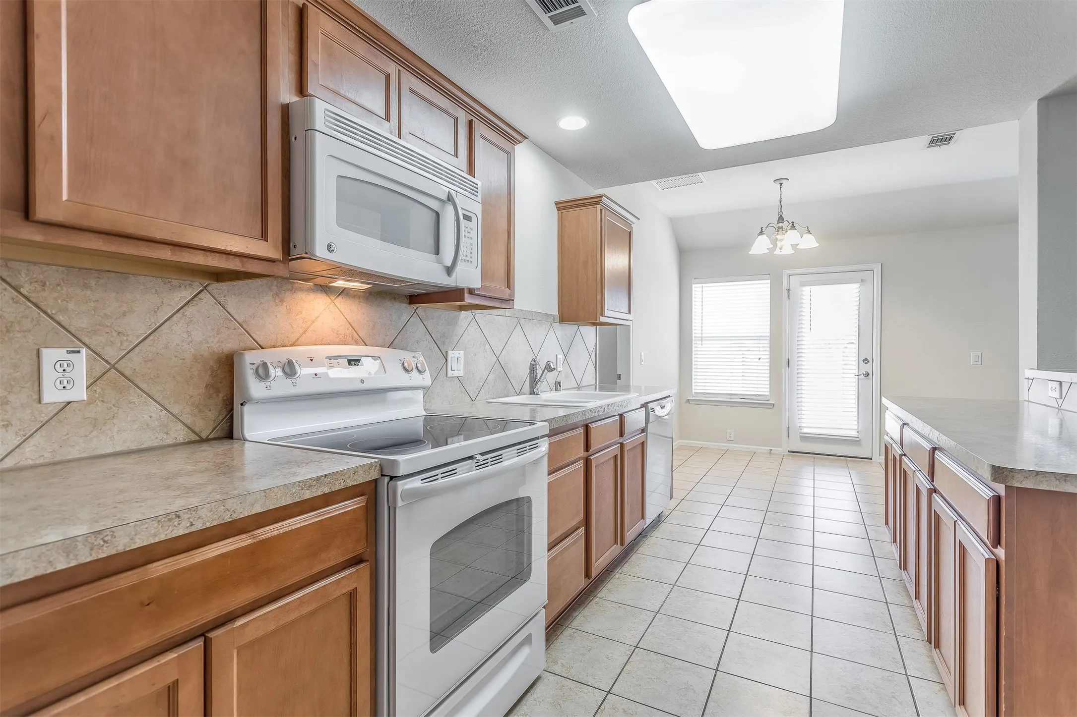 Single Family Residence For Rent in Ellis County , 529 Quail Hollow Drive, Midlothian, Texas 76065, 4 Bedroom, 2 Bathroom, 2 Garage spaces, 1,560 Sqft, built in 2007, mls#21370257, Real Estate Agent in Midlothian, Homes For Rent in Ellis county, Homes For Rent in Midlothian, Realtor in Midlothian Texas, Real Estate Brokerage Independent Realty Texas, Luminita Cordes Realtor