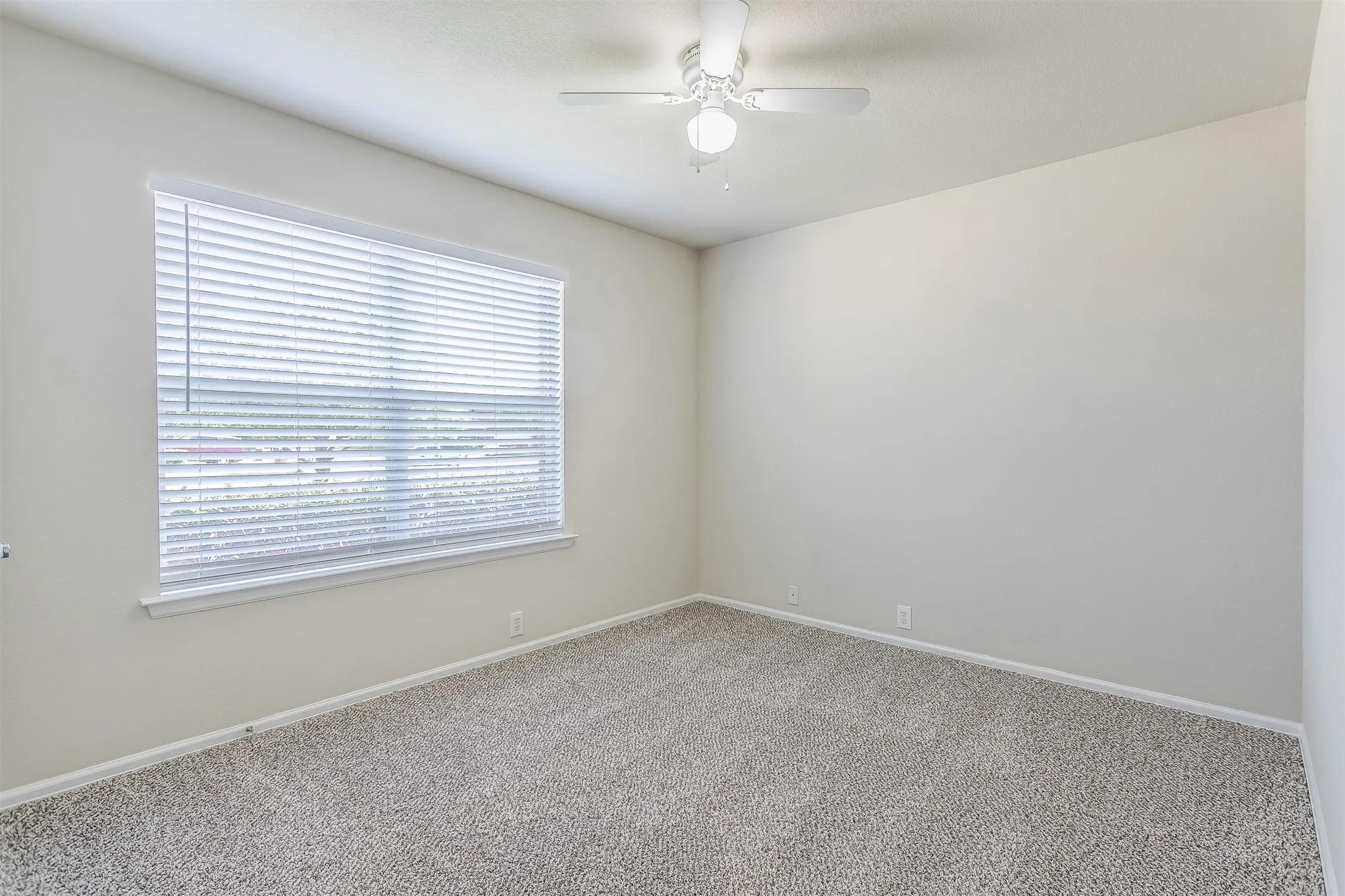 Single Family Residence For Rent in Ellis County , 529 Quail Hollow Drive, Midlothian, Texas 76065, 4 Bedroom, 2 Bathroom, 2 Garage spaces, 1,560 Sqft, built in 2007, mls#21370257, Real Estate Agent in Midlothian, Homes For Rent in Ellis county, Homes For Rent in Midlothian, Realtor in Midlothian Texas, Real Estate Brokerage Independent Realty Texas, Luminita Cordes Realtor