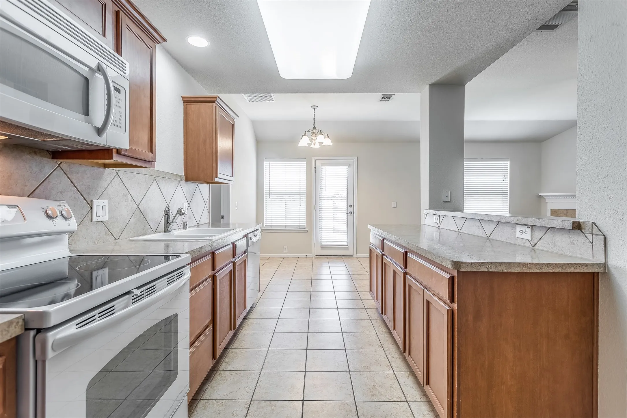 Single Family Residence For Rent in Ellis County , 529 Quail Hollow Drive, Midlothian, Texas 76065, 4 Bedroom, 2 Bathroom, 2 Garage spaces, 1,560 Sqft, built in 2007, mls#21370257, Real Estate Agent in Midlothian, Homes For Rent in Ellis county, Homes For Rent in Midlothian, Realtor in Midlothian Texas, Real Estate Brokerage Independent Realty Texas, Luminita Cordes Realtor