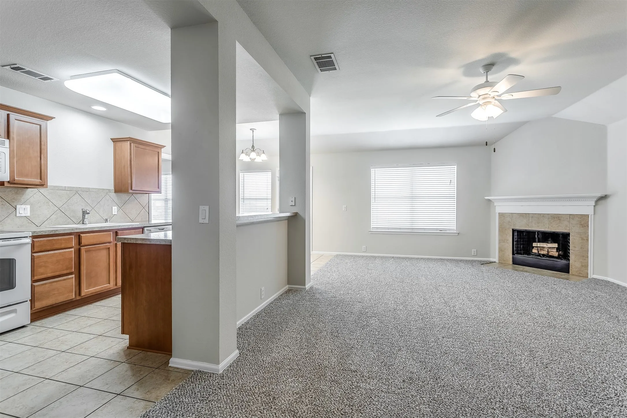 Single Family Residence For Rent in Ellis County , 529 Quail Hollow Drive, Midlothian, Texas 76065, 4 Bedroom, 2 Bathroom, 2 Garage spaces, 1,560 Sqft, built in 2007, mls#21370257, Real Estate Agent in Midlothian, Homes For Rent in Ellis county, Homes For Rent in Midlothian, Realtor in Midlothian Texas, Real Estate Brokerage Independent Realty Texas, Luminita Cordes Realtor