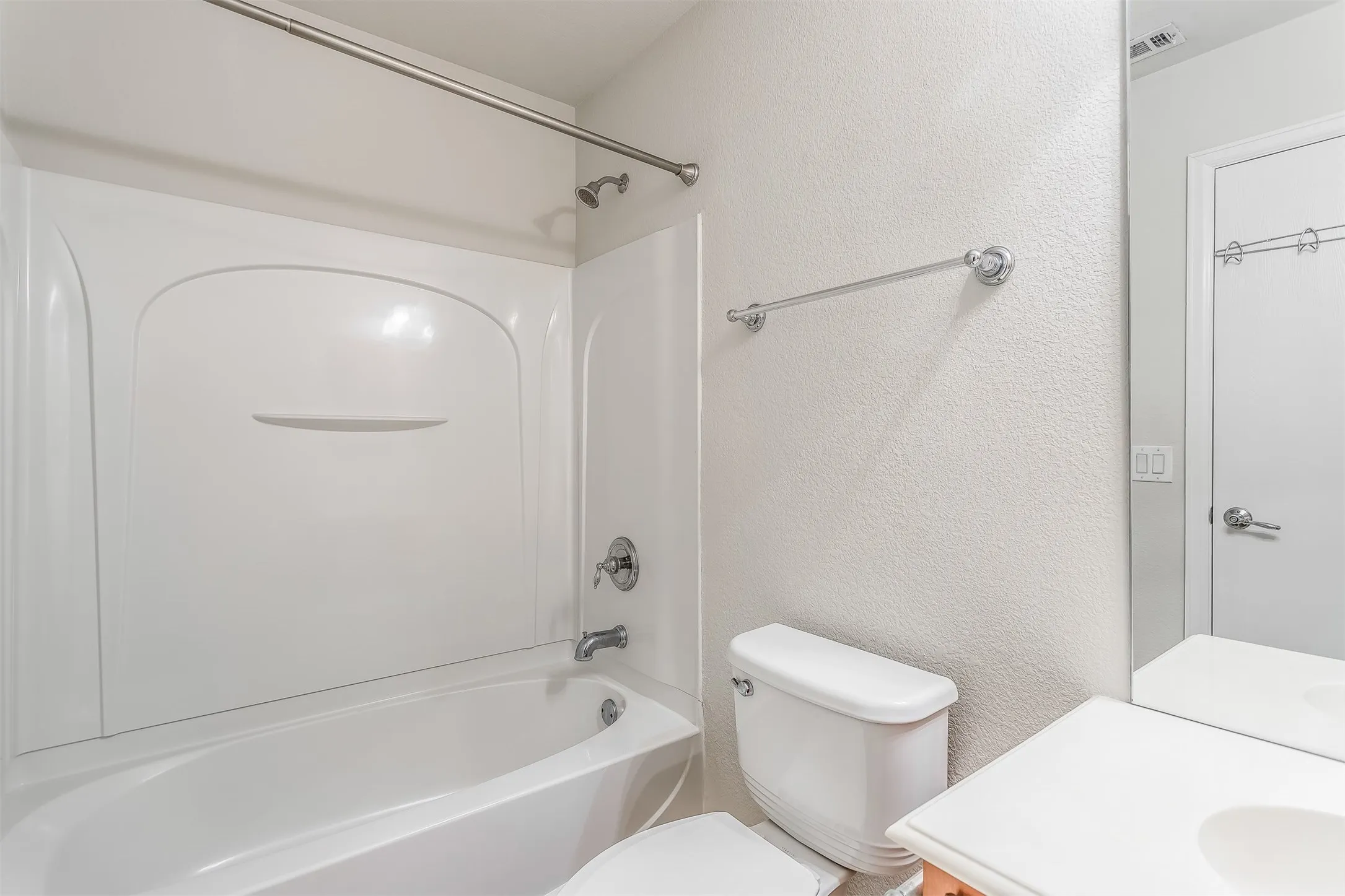 Single Family Residence For Rent in Ellis County , 529 Quail Hollow Drive, Midlothian, Texas 76065, 4 Bedroom, 2 Bathroom, 2 Garage spaces, 1,560 Sqft, built in 2007, mls#21370257, Real Estate Agent in Midlothian, Homes For Rent in Ellis county, Homes For Rent in Midlothian, Realtor in Midlothian Texas, Real Estate Brokerage Independent Realty Texas, Luminita Cordes Realtor