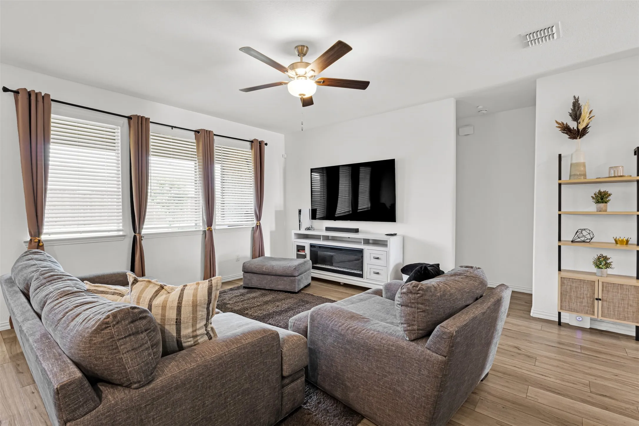Single Family Residence For Rent in Denton County , 3113 Kaufman Court, Little Elm, Texas 75068, 3 Bedroom, 2 Bathroom, 2 Garage spaces, 1,602 Sqft, built in 2022, mls#21368070, Real Estate Agent in Little Elm, Homes For Rent in Denton county, Homes For Rent in Little Elm, Realtor in Little Elm Texas, Real Estate Brokerage Independent Realty Texas, Luminita Cordes Realtor