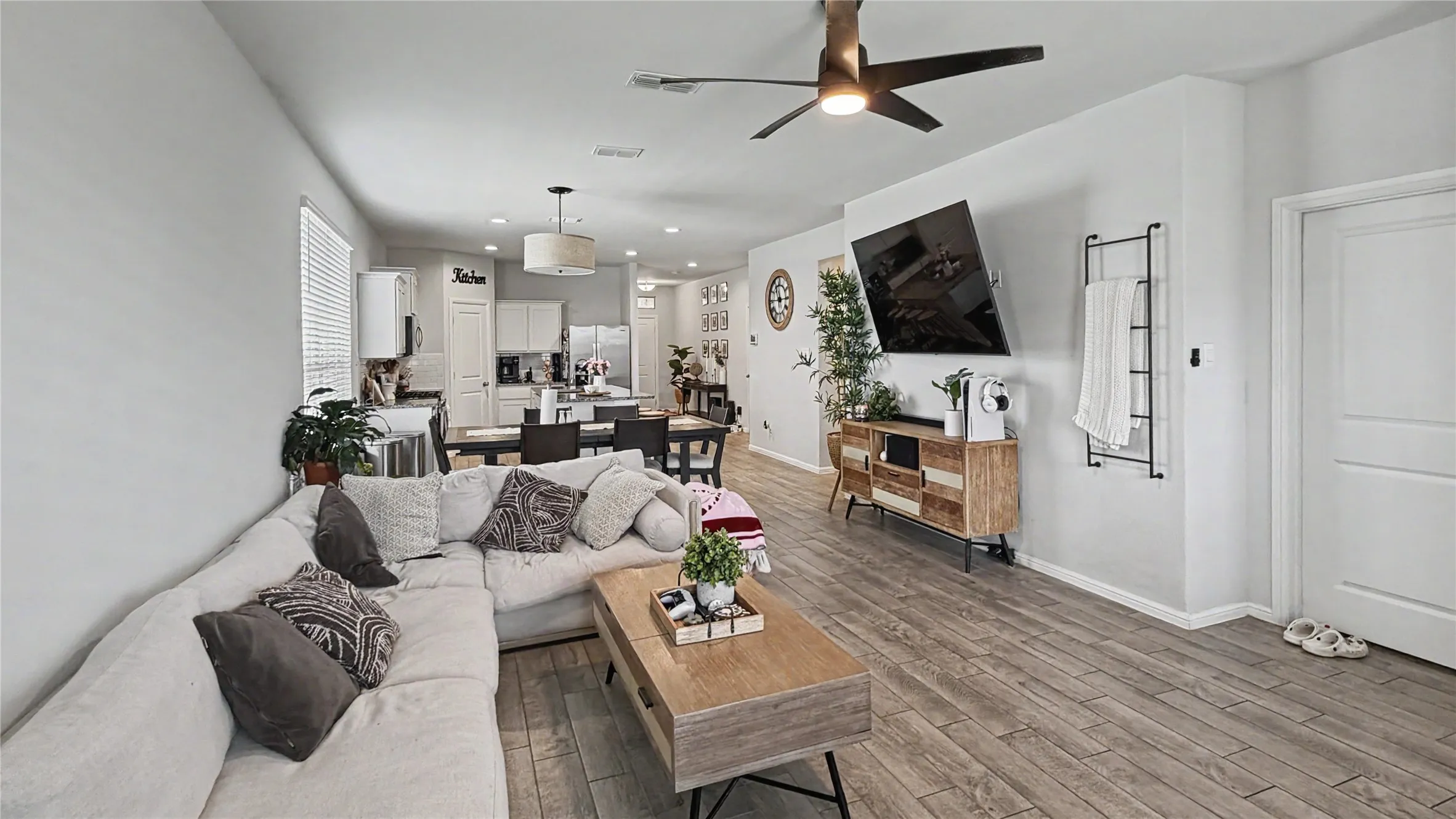 great natural light and plenty of room for hostings.