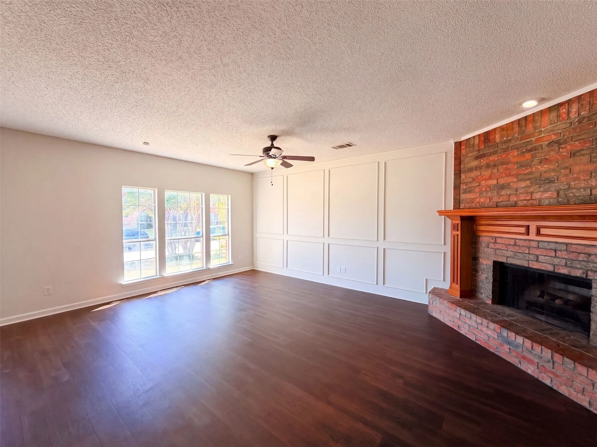 Single Family Residence For Sale in Dallas County , 2405 Waterloo Lane, Mesquite, Texas 75181, 4 Bedroom, 3 Bathroom, 2 Garage spaces, 2,632 Sqft, built in 1990, mls#21370272, Real Estate Agent in Mesquite, Homes For Sale in Dallas county, Homes For Sale in Mesquite, Realtor in Mesquite Texas, Real Estate Brokerage Independent Realty Texas, Luminita Cordes Realtor