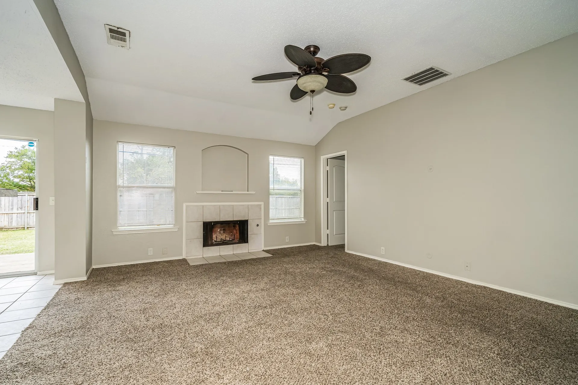 Single Family Residence For Rent in Dallas County , 207 Prentice Drive, Seagoville, Texas 75159, 3 Bedroom, 2 Bathroom, 2 Garage spaces, 1,408 Sqft, built in 2002, mls#21370288, Real Estate Agent in Seagoville, Homes For Rent in Dallas county, Homes For Rent in Seagoville, Realtor in Seagoville Texas, Real Estate Brokerage Independent Realty Texas, Luminita Cordes Realtor