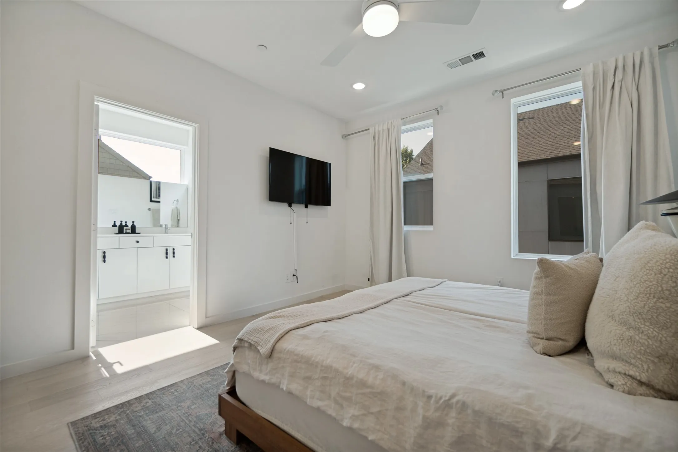 Condominium For Sale in Dallas County , 427 W 10th Street 601, Dallas, Texas 75208, 2 Bedroom, 3 Bathroom, 2 Garage spaces, 1,585 Sqft, built in 2020, mls#21369461, Real Estate Agent in Dallas, Homes For Sale in Dallas county, Homes For Sale in Dallas, Realtor in Dallas Texas, Real Estate Brokerage Independent Realty Texas, Luminita Cordes Realtor