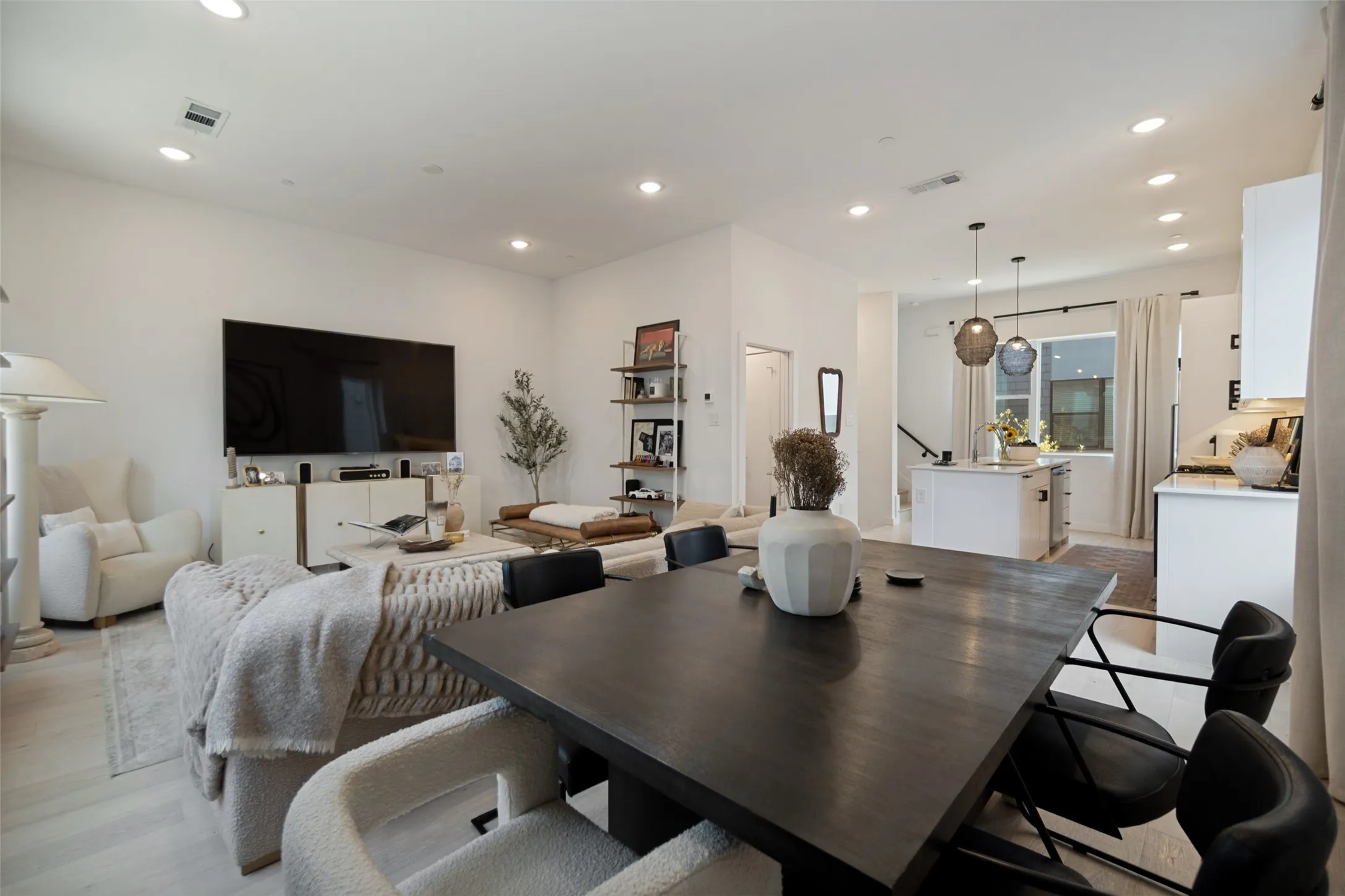 Condominium For Sale in Dallas County , 427 W 10th Street 601, Dallas, Texas 75208, 2 Bedroom, 3 Bathroom, 2 Garage spaces, 1,585 Sqft, built in 2020, mls#21369461, Real Estate Agent in Dallas, Homes For Sale in Dallas county, Homes For Sale in Dallas, Realtor in Dallas Texas, Real Estate Brokerage Independent Realty Texas, Luminita Cordes Realtor