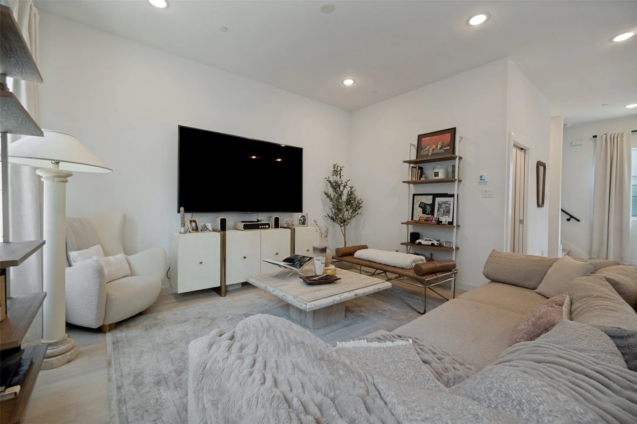 Condominium For Sale in Dallas County , 427 W 10th Street 601, Dallas, Texas 75208, 2 Bedroom, 3 Bathroom, 2 Garage spaces, 1,585 Sqft, built in 2020, mls#21369461, Real Estate Agent in Dallas, Homes For Sale in Dallas county, Homes For Sale in Dallas, Realtor in Dallas Texas, Real Estate Brokerage Independent Realty Texas, Luminita Cordes Realtor