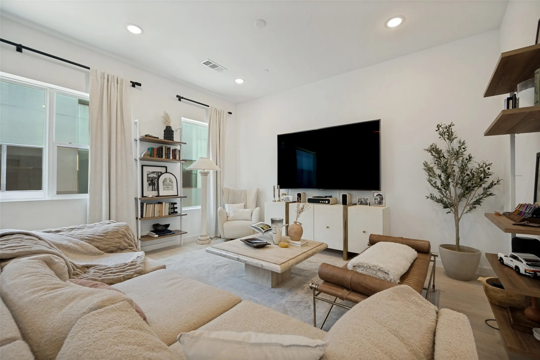 Condominium For Sale in Dallas County , 427 W 10th Street 601, Dallas, Texas 75208, 2 Bedroom, 3 Bathroom, 2 Garage spaces, 1,585 Sqft, built in 2020, mls#21369461, Real Estate Agent in Dallas, Homes For Sale in Dallas county, Homes For Sale in Dallas, Realtor in Dallas Texas, Real Estate Brokerage Independent Realty Texas, Luminita Cordes Realtor