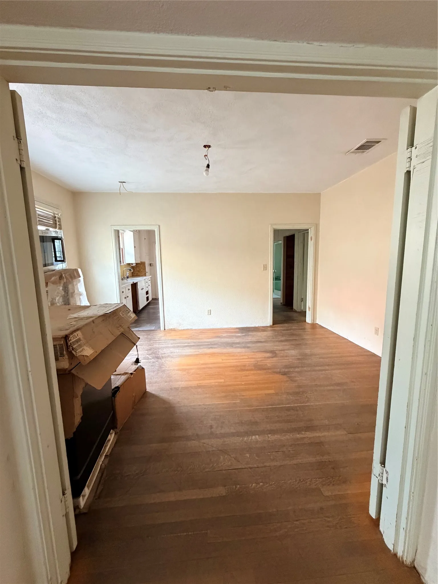 Single Family Residence For Sale in Tarrant County , 2014 Huntington Lane, Fort Worth, Texas 76110, 3 Bedroom, 2 Bathroom, Garage spaces, 1,809 Sqft, built in 1938, mls#21370252, Real Estate Agent in Fort Worth, Homes For Sale in Tarrant county, Homes For Sale in Fort Worth, Realtor in Fort Worth Texas, Real Estate Brokerage Independent Realty Texas, Luminita Cordes Realtor