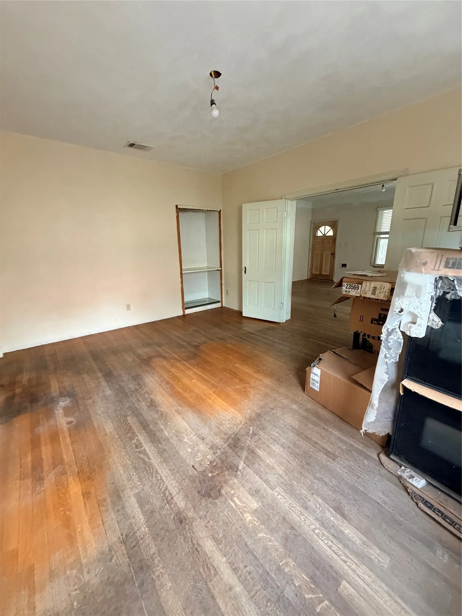 Single Family Residence For Sale in Tarrant County , 2014 Huntington Lane, Fort Worth, Texas 76110, 3 Bedroom, 2 Bathroom, Garage spaces, 1,809 Sqft, built in 1938, mls#21370252, Real Estate Agent in Fort Worth, Homes For Sale in Tarrant county, Homes For Sale in Fort Worth, Realtor in Fort Worth Texas, Real Estate Brokerage Independent Realty Texas, Luminita Cordes Realtor