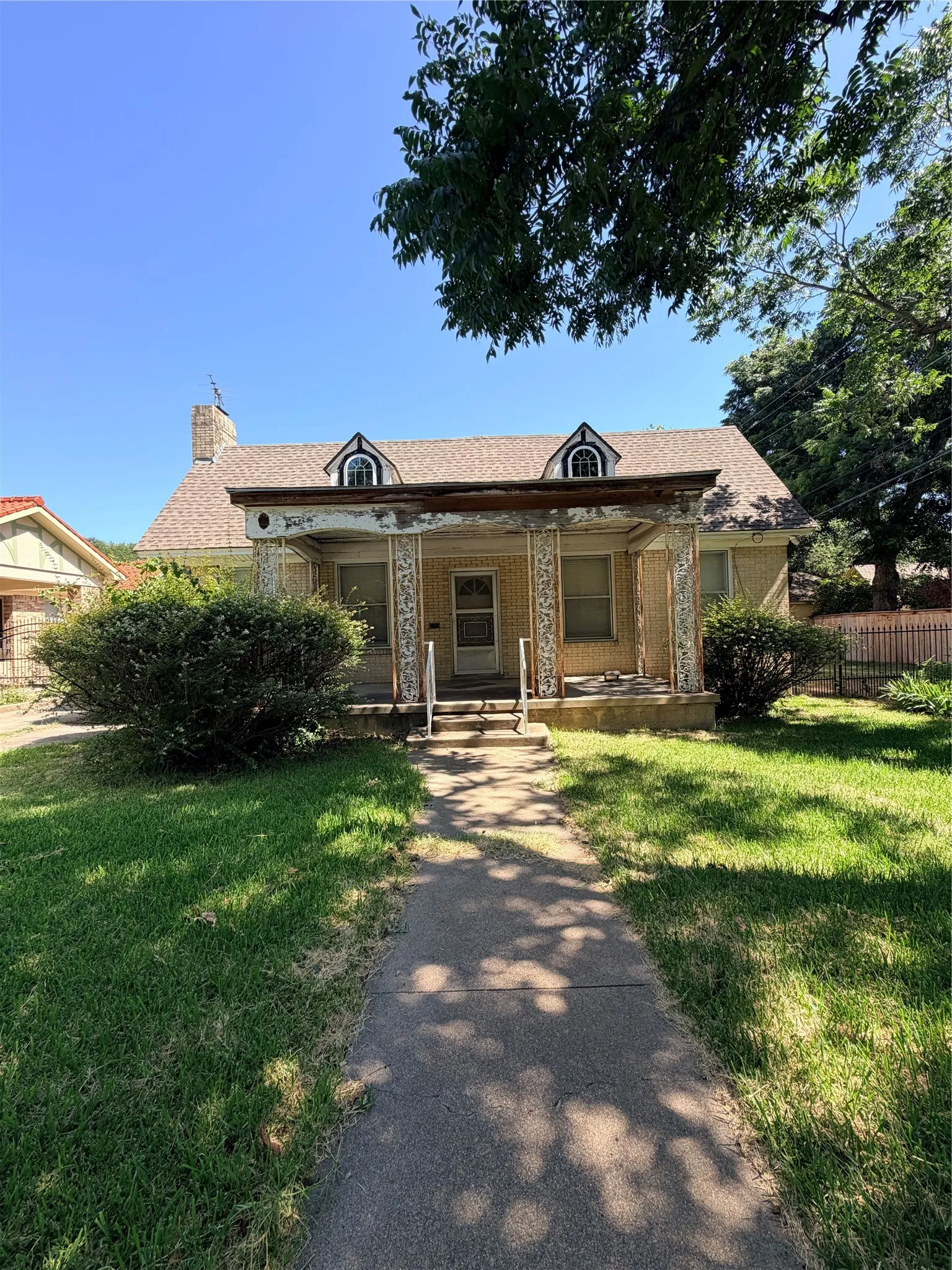Single Family Residence For Sale in Tarrant County , 2014 Huntington Lane, Fort Worth, Texas 76110, 3 Bedroom, 2 Bathroom, Garage spaces, 1,809 Sqft, built in 1938, mls#21370252, Real Estate Agent in Fort Worth, Homes For Sale in Tarrant county, Homes For Sale in Fort Worth, Realtor in Fort Worth Texas, Real Estate Brokerage Independent Realty Texas, Luminita Cordes Realtor