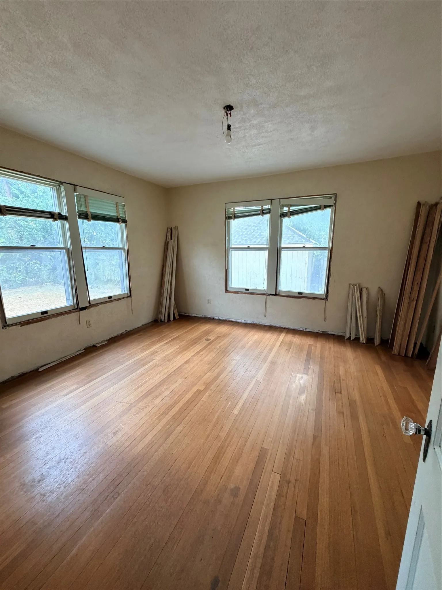 Single Family Residence For Sale in Tarrant County , 2014 Huntington Lane, Fort Worth, Texas 76110, 3 Bedroom, 2 Bathroom, Garage spaces, 1,809 Sqft, built in 1938, mls#21370252, Real Estate Agent in Fort Worth, Homes For Sale in Tarrant county, Homes For Sale in Fort Worth, Realtor in Fort Worth Texas, Real Estate Brokerage Independent Realty Texas, Luminita Cordes Realtor
