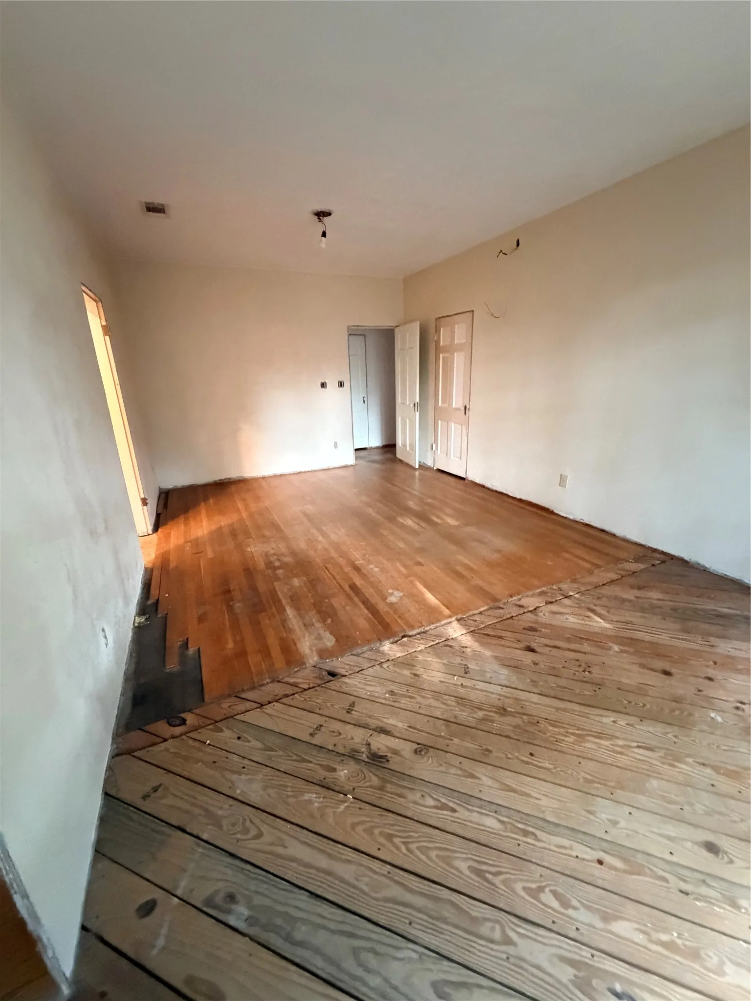 Single Family Residence For Sale in Tarrant County , 2014 Huntington Lane, Fort Worth, Texas 76110, 3 Bedroom, 2 Bathroom, Garage spaces, 1,809 Sqft, built in 1938, mls#21370252, Real Estate Agent in Fort Worth, Homes For Sale in Tarrant county, Homes For Sale in Fort Worth, Realtor in Fort Worth Texas, Real Estate Brokerage Independent Realty Texas, Luminita Cordes Realtor