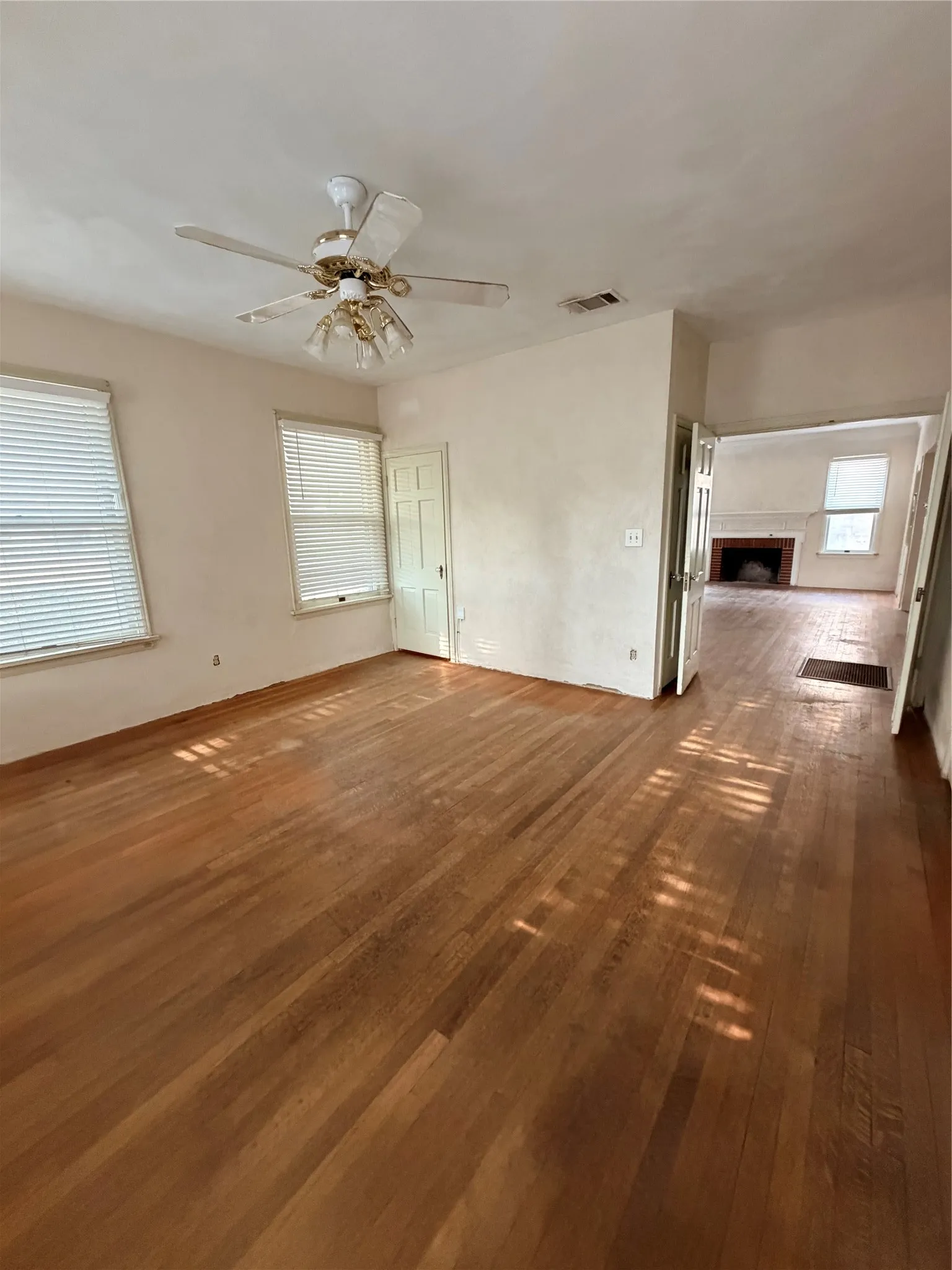 Single Family Residence For Sale in Tarrant County , 2014 Huntington Lane, Fort Worth, Texas 76110, 3 Bedroom, 2 Bathroom, Garage spaces, 1,809 Sqft, built in 1938, mls#21370252, Real Estate Agent in Fort Worth, Homes For Sale in Tarrant county, Homes For Sale in Fort Worth, Realtor in Fort Worth Texas, Real Estate Brokerage Independent Realty Texas, Luminita Cordes Realtor