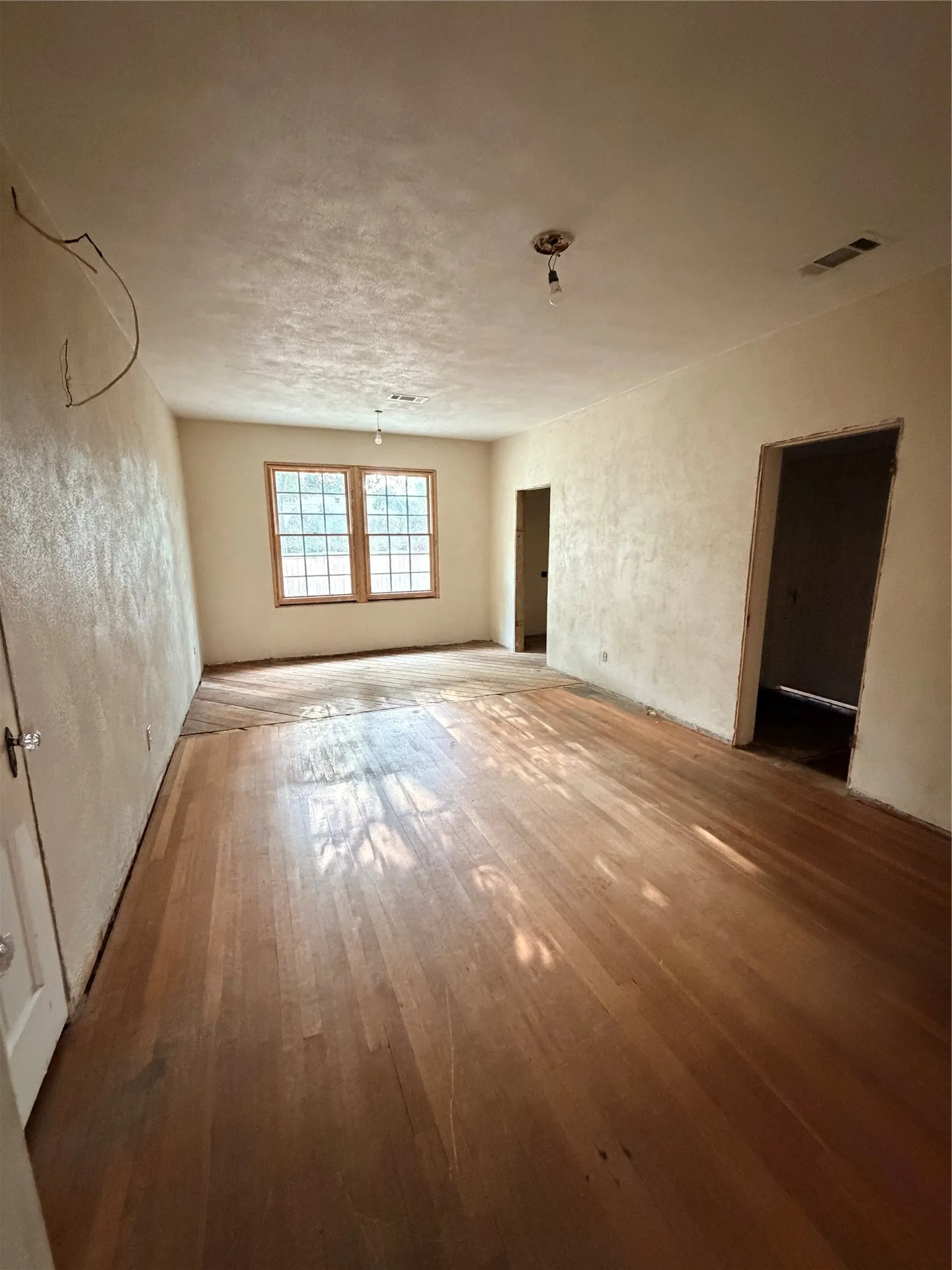 Single Family Residence For Sale in Tarrant County , 2014 Huntington Lane, Fort Worth, Texas 76110, 3 Bedroom, 2 Bathroom, Garage spaces, 1,809 Sqft, built in 1938, mls#21370252, Real Estate Agent in Fort Worth, Homes For Sale in Tarrant county, Homes For Sale in Fort Worth, Realtor in Fort Worth Texas, Real Estate Brokerage Independent Realty Texas, Luminita Cordes Realtor