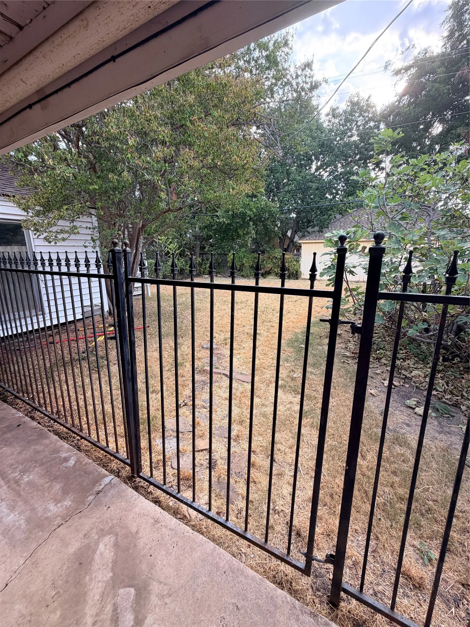 Single Family Residence For Sale in Tarrant County , 2014 Huntington Lane, Fort Worth, Texas 76110, 3 Bedroom, 2 Bathroom, Garage spaces, 1,809 Sqft, built in 1938, mls#21370252, Real Estate Agent in Fort Worth, Homes For Sale in Tarrant county, Homes For Sale in Fort Worth, Realtor in Fort Worth Texas, Real Estate Brokerage Independent Realty Texas, Luminita Cordes Realtor