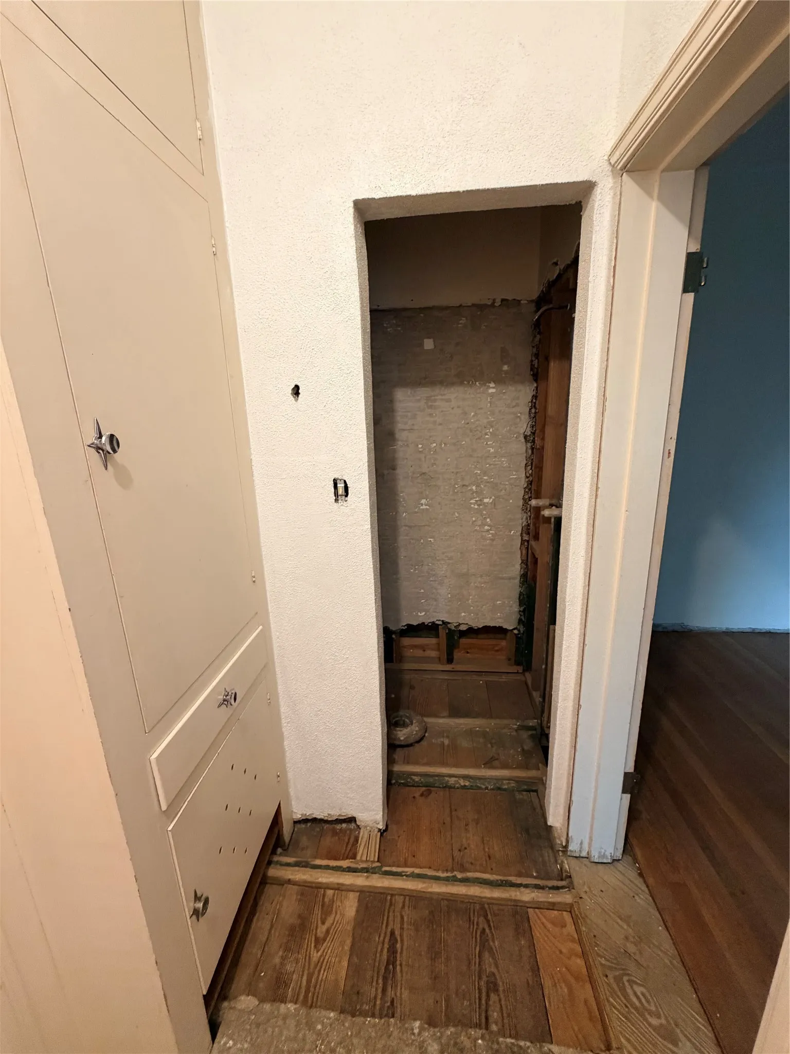 Single Family Residence For Sale in Tarrant County , 2014 Huntington Lane, Fort Worth, Texas 76110, 3 Bedroom, 2 Bathroom, Garage spaces, 1,809 Sqft, built in 1938, mls#21370252, Real Estate Agent in Fort Worth, Homes For Sale in Tarrant county, Homes For Sale in Fort Worth, Realtor in Fort Worth Texas, Real Estate Brokerage Independent Realty Texas, Luminita Cordes Realtor