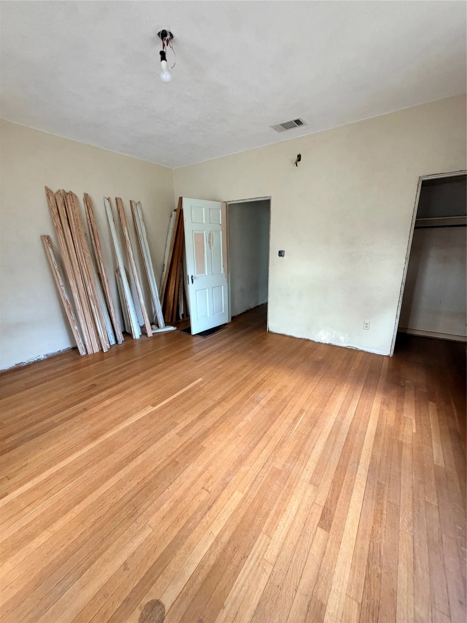 Single Family Residence For Sale in Tarrant County , 2014 Huntington Lane, Fort Worth, Texas 76110, 3 Bedroom, 2 Bathroom, Garage spaces, 1,809 Sqft, built in 1938, mls#21370252, Real Estate Agent in Fort Worth, Homes For Sale in Tarrant county, Homes For Sale in Fort Worth, Realtor in Fort Worth Texas, Real Estate Brokerage Independent Realty Texas, Luminita Cordes Realtor