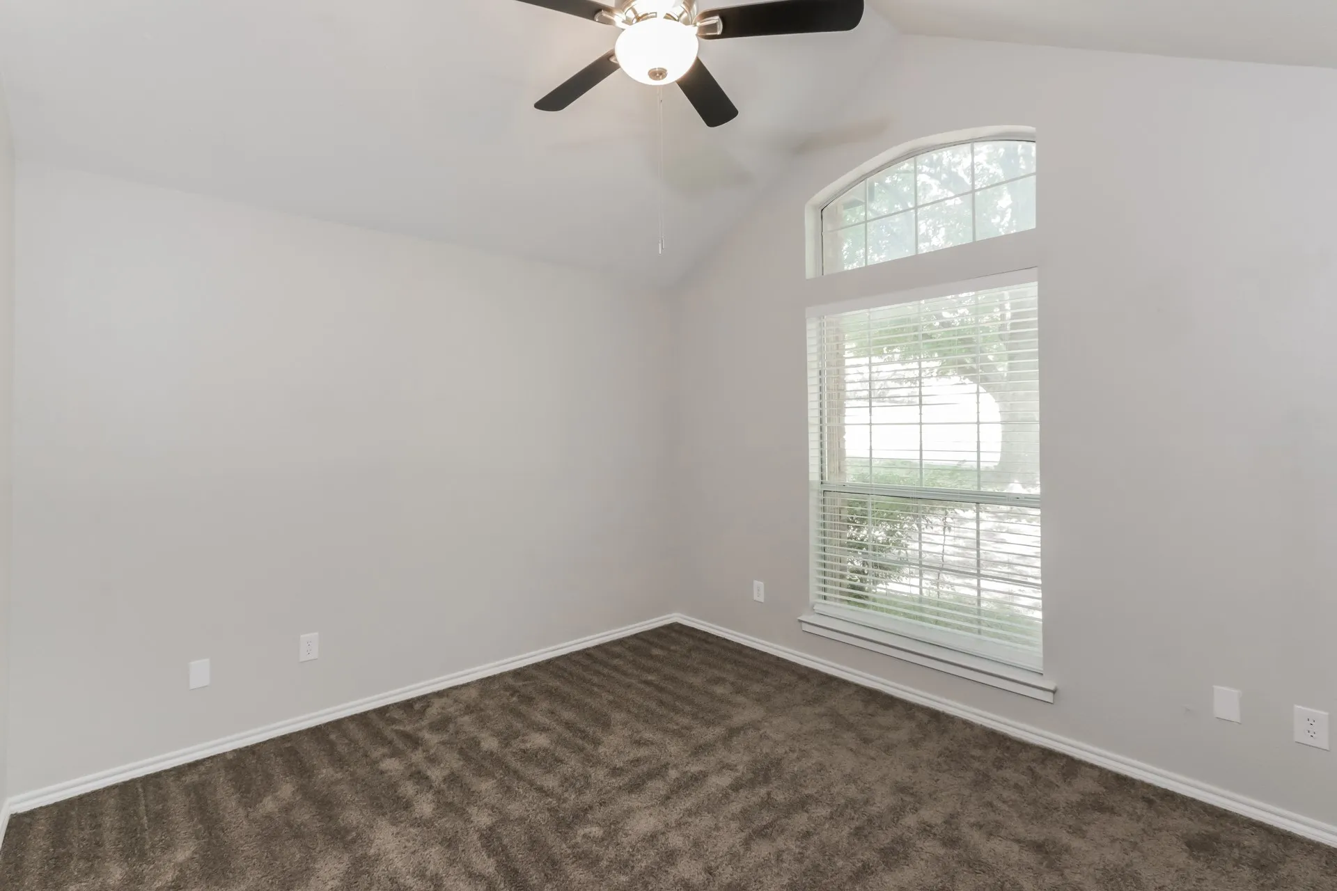 Single Family Residence For Rent in Dallas County , 542 Renee Lane, De Soto, Texas 75115, 4 Bedroom, 3 Bathroom, 2 Garage spaces, 2,700 Sqft, built in 1986, mls#21370317, Real Estate Agent in De Soto, Homes For Rent in Dallas county, Homes For Rent in De Soto, Realtor in De Soto Texas, Real Estate Brokerage Independent Realty Texas, Luminita Cordes Realtor