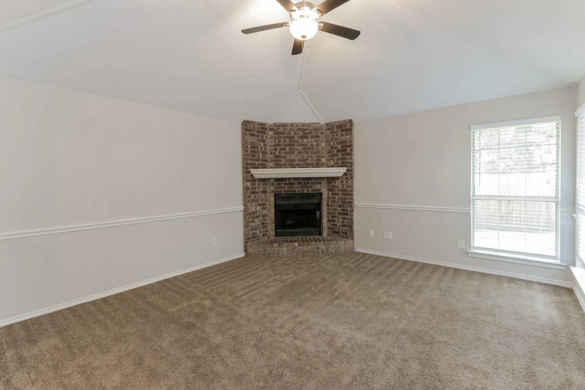 Single Family Residence For Rent in Dallas County , 542 Renee Lane, De Soto, Texas 75115, 4 Bedroom, 3 Bathroom, 2 Garage spaces, 2,700 Sqft, built in 1986, mls#21370317, Real Estate Agent in De Soto, Homes For Rent in Dallas county, Homes For Rent in De Soto, Realtor in De Soto Texas, Real Estate Brokerage Independent Realty Texas, Luminita Cordes Realtor