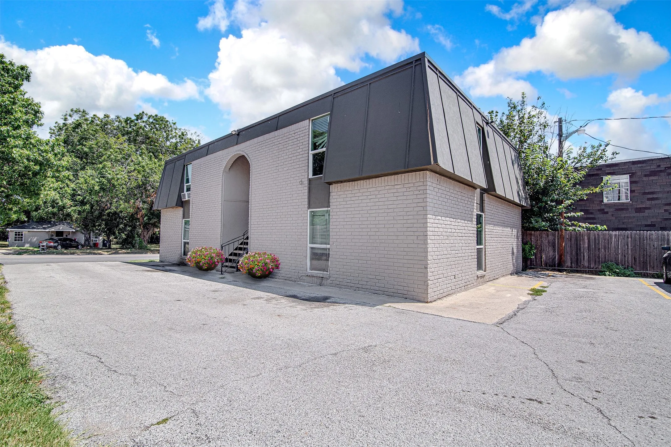 Apartment For Rent in Tarrant County , 304 E Mitchell Street, Arlington, Texas 76010, 1 Bedroom, 1 Bathroom, Garage spaces, 10,490 Sqft, built in 1950, mls#21370275, Real Estate Agent in Arlington, Homes For Rent in Tarrant county, Homes For Rent in Arlington, Realtor in Arlington Texas, Real Estate Brokerage Independent Realty Texas, Luminita Cordes Realtor