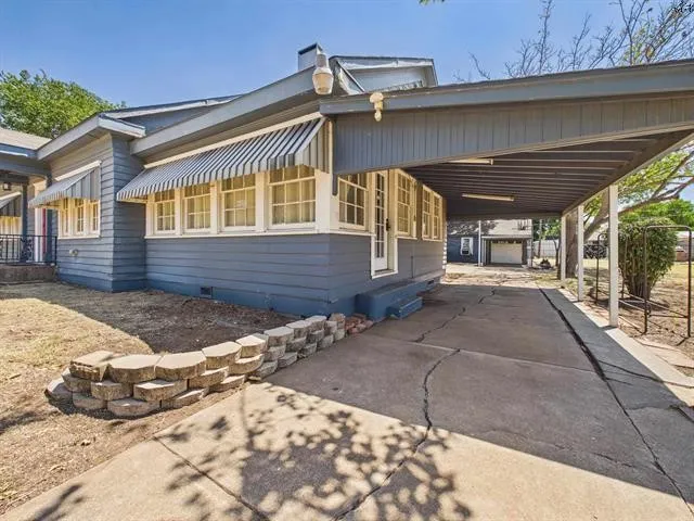 Single Family Residence For Sale in Wichita County , 1305 Buchanan Street, Wichita Falls, Texas 76309, 3 Bedroom, 2 Bathroom, Garage spaces, 2,002 Sqft, built in 1922, mls#21370302, Real Estate Agent in Wichita Falls, Homes For Sale in Wichita county, Homes For Sale in Wichita Falls, Realtor in Wichita Falls Texas, Real Estate Brokerage Independent Realty Texas, Luminita Cordes Realtor