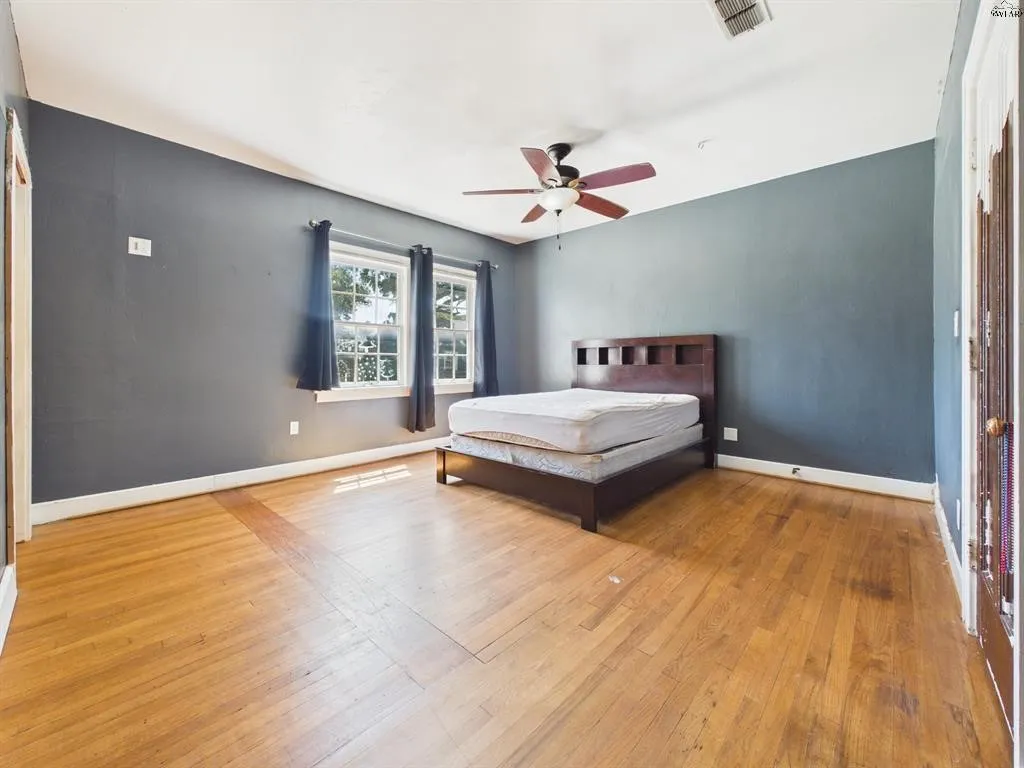 Single Family Residence For Sale in Wichita County , 1305 Buchanan Street, Wichita Falls, Texas 76309, 3 Bedroom, 2 Bathroom, Garage spaces, 2,002 Sqft, built in 1922, mls#21370302, Real Estate Agent in Wichita Falls, Homes For Sale in Wichita county, Homes For Sale in Wichita Falls, Realtor in Wichita Falls Texas, Real Estate Brokerage Independent Realty Texas, Luminita Cordes Realtor