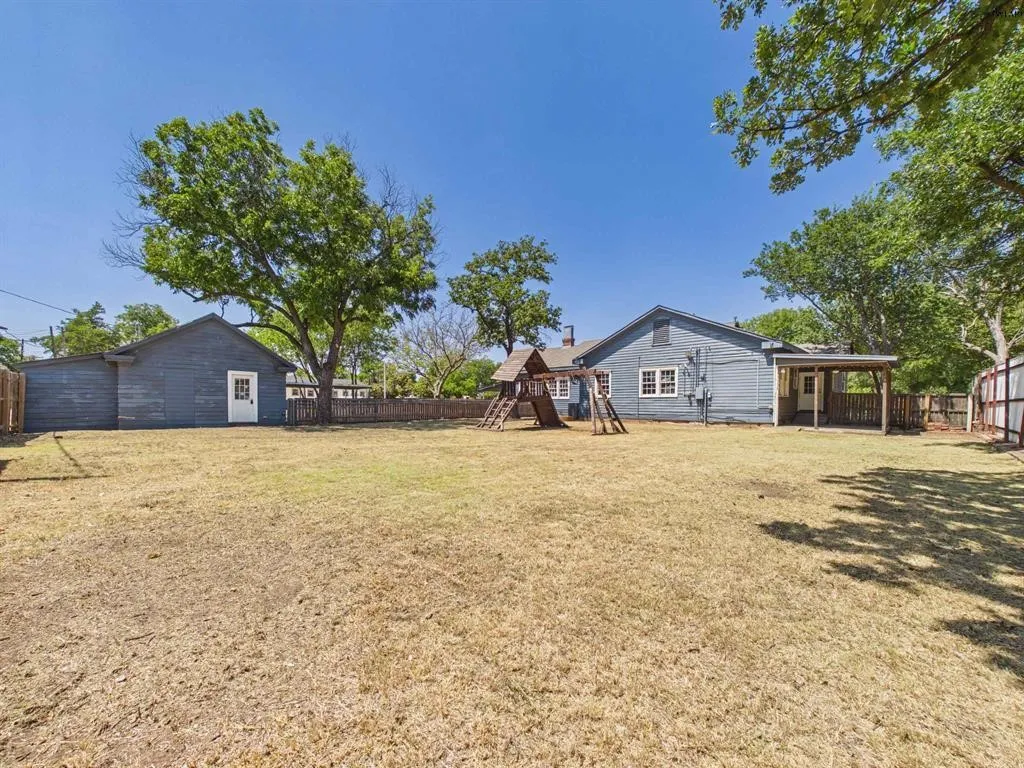 Single Family Residence For Sale in Wichita County , 1305 Buchanan Street, Wichita Falls, Texas 76309, 3 Bedroom, 2 Bathroom, Garage spaces, 2,002 Sqft, built in 1922, mls#21370302, Real Estate Agent in Wichita Falls, Homes For Sale in Wichita county, Homes For Sale in Wichita Falls, Realtor in Wichita Falls Texas, Real Estate Brokerage Independent Realty Texas, Luminita Cordes Realtor
