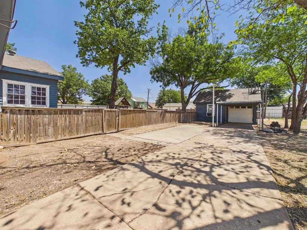 Single Family Residence For Sale in Wichita County , 1305 Buchanan Street, Wichita Falls, Texas 76309, 3 Bedroom, 2 Bathroom, Garage spaces, 2,002 Sqft, built in 1922, mls#21370302, Real Estate Agent in Wichita Falls, Homes For Sale in Wichita county, Homes For Sale in Wichita Falls, Realtor in Wichita Falls Texas, Real Estate Brokerage Independent Realty Texas, Luminita Cordes Realtor