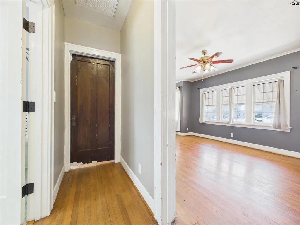 Single Family Residence For Sale in Wichita County , 1305 Buchanan Street, Wichita Falls, Texas 76309, 3 Bedroom, 2 Bathroom, Garage spaces, 2,002 Sqft, built in 1922, mls#21370302, Real Estate Agent in Wichita Falls, Homes For Sale in Wichita county, Homes For Sale in Wichita Falls, Realtor in Wichita Falls Texas, Real Estate Brokerage Independent Realty Texas, Luminita Cordes Realtor