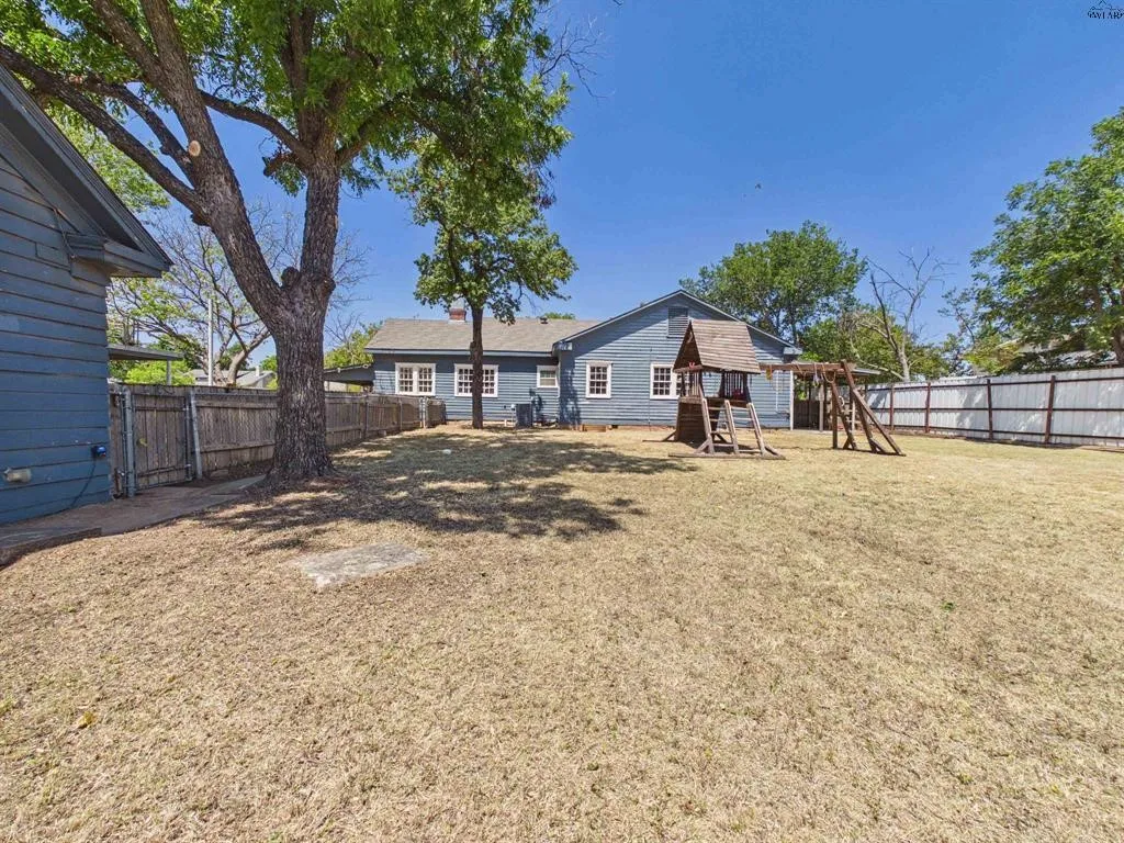 Single Family Residence For Sale in Wichita County , 1305 Buchanan Street, Wichita Falls, Texas 76309, 3 Bedroom, 2 Bathroom, Garage spaces, 2,002 Sqft, built in 1922, mls#21370302, Real Estate Agent in Wichita Falls, Homes For Sale in Wichita county, Homes For Sale in Wichita Falls, Realtor in Wichita Falls Texas, Real Estate Brokerage Independent Realty Texas, Luminita Cordes Realtor