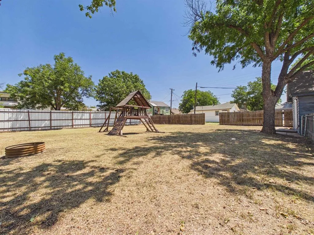 Single Family Residence For Sale in Wichita County , 1305 Buchanan Street, Wichita Falls, Texas 76309, 3 Bedroom, 2 Bathroom, Garage spaces, 2,002 Sqft, built in 1922, mls#21370302, Real Estate Agent in Wichita Falls, Homes For Sale in Wichita county, Homes For Sale in Wichita Falls, Realtor in Wichita Falls Texas, Real Estate Brokerage Independent Realty Texas, Luminita Cordes Realtor