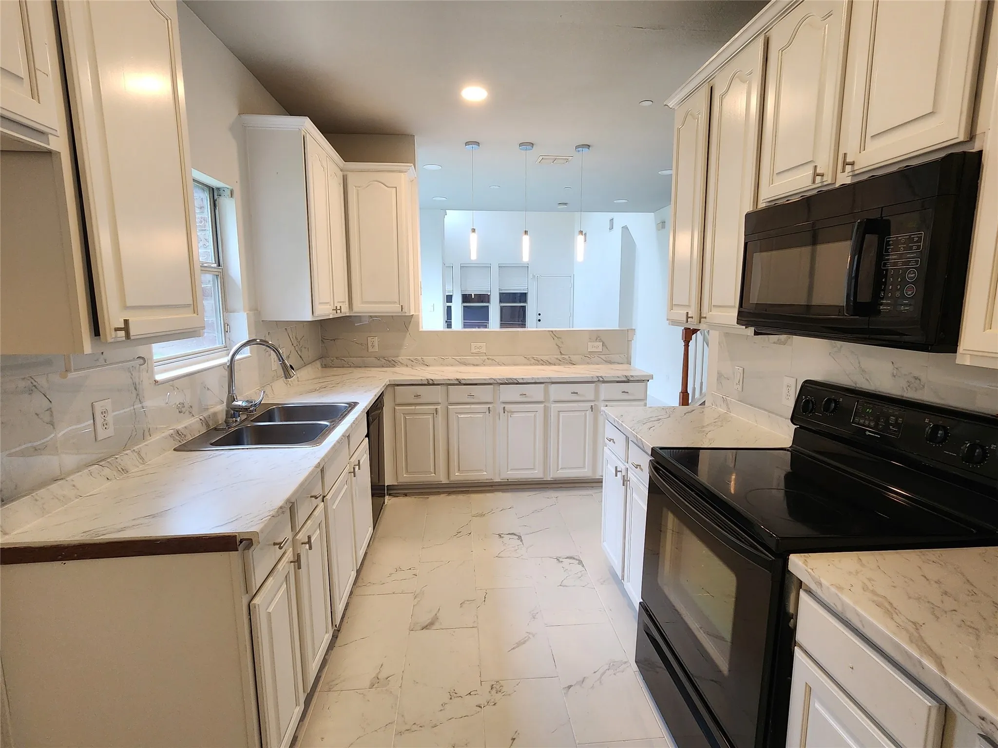 Single Family Residence For Sale in Dallas County , 2973 Saint Andrews Drive, Lewisville, Texas 75067, 3 Bedroom, 3 Bathroom, 2 Garage spaces, 2,050 Sqft, built in 2004, mls#21369363, Real Estate Agent in Lewisville, Homes For Sale in Dallas county, Homes For Sale in Lewisville, Realtor in Lewisville Texas, Real Estate Brokerage Independent Realty Texas, Luminita Cordes Realtor