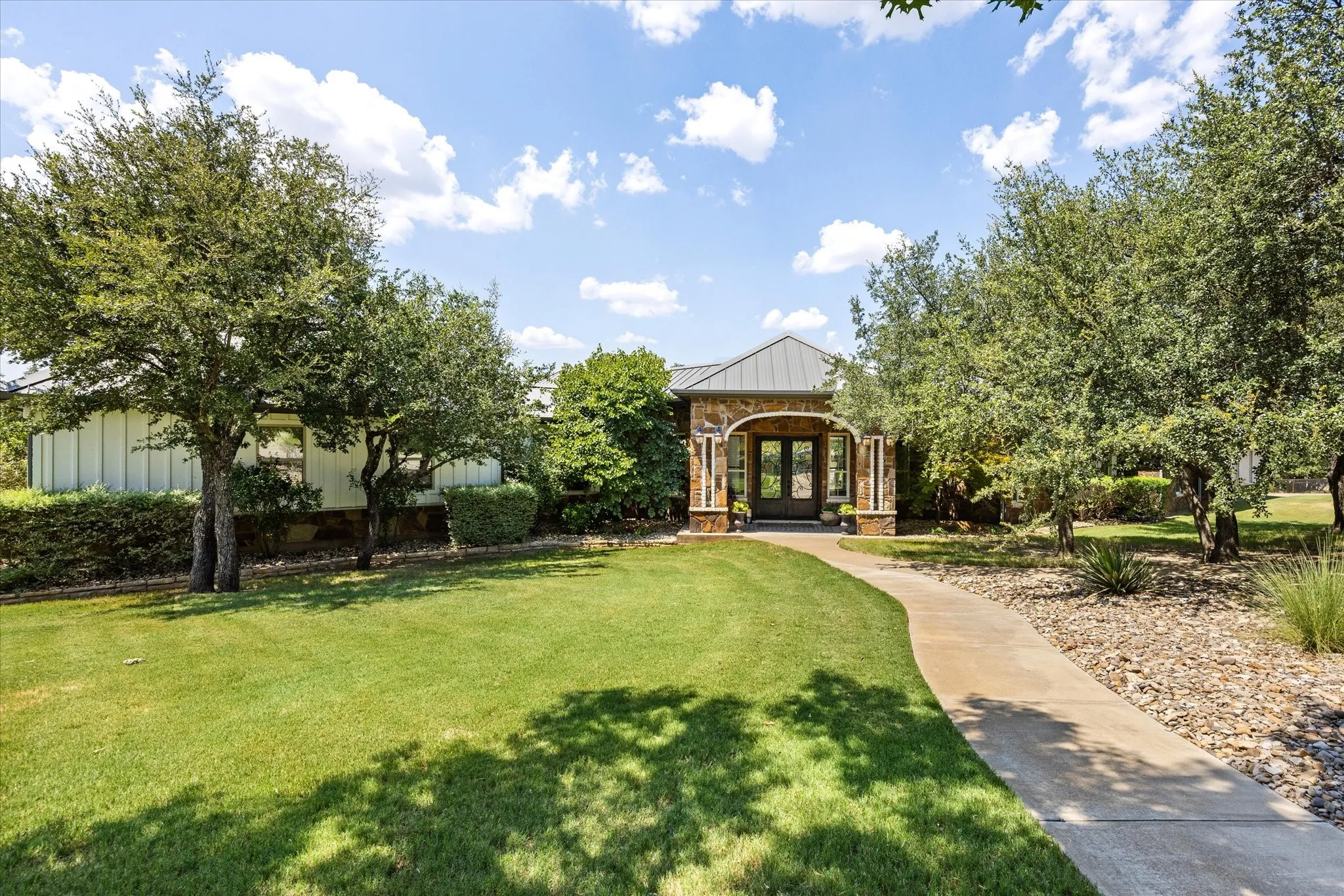 Single Family Residence For Sale in Somervell County , 1281 Shady Oaks Circle, Glen Rose, Texas 76043, 4 Bedroom, 4 Bathroom, 4 Garage spaces, 3,784 Sqft, built in 2008, mls#21369128, Real Estate Agent in Glen Rose, Homes For Sale in Somervell county, Homes For Sale in Glen Rose, Realtor in Glen Rose Texas, Real Estate Brokerage Independent Realty Texas, Luminita Cordes Realtor