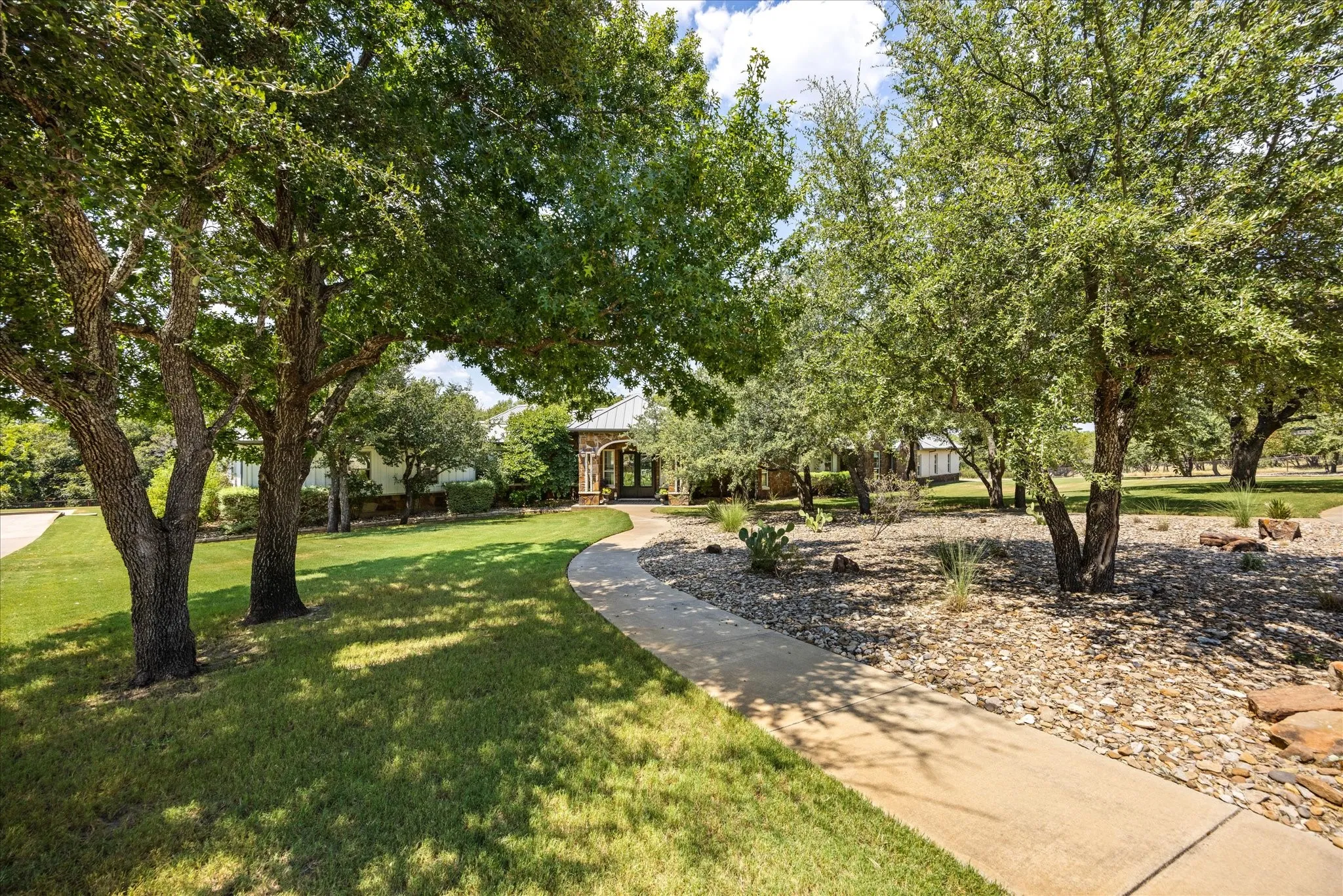 Single Family Residence For Sale in Somervell County , 1281 Shady Oaks Circle, Glen Rose, Texas 76043, 4 Bedroom, 4 Bathroom, 4 Garage spaces, 3,784 Sqft, built in 2008, mls#21369128, Real Estate Agent in Glen Rose, Homes For Sale in Somervell county, Homes For Sale in Glen Rose, Realtor in Glen Rose Texas, Real Estate Brokerage Independent Realty Texas, Luminita Cordes Realtor