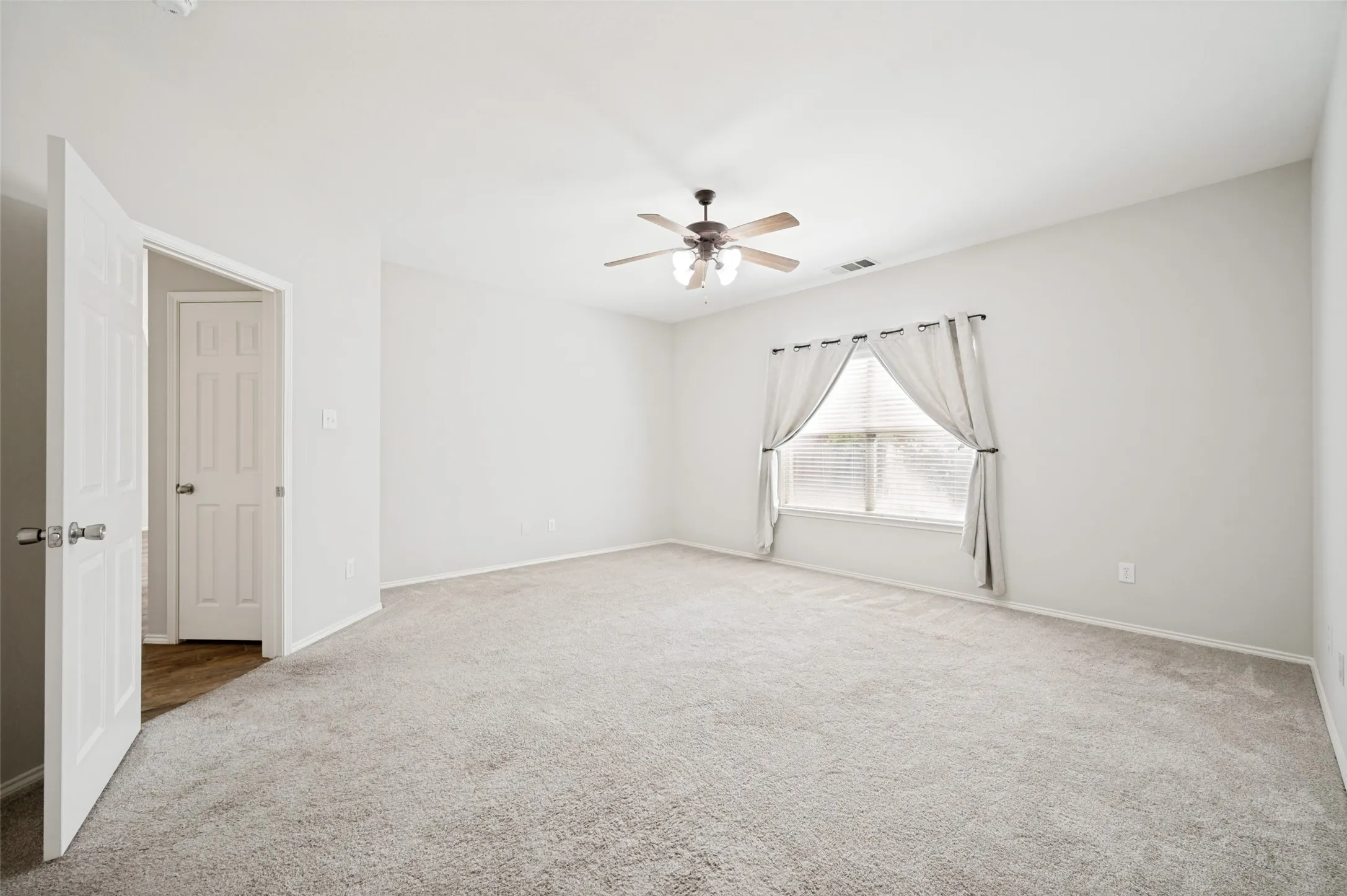 Single Family Residence For Rent in Denton County , 14501 Eaglemont Drive, Little Elm, Texas 75068, 5 Bedroom, 4 Bathroom, 2 Garage spaces, 3,067 Sqft, built in 2004, mls#21369510, Real Estate Agent in Little Elm, Homes For Rent in Denton county, Homes For Rent in Little Elm, Realtor in Little Elm Texas, Real Estate Brokerage Independent Realty Texas, Luminita Cordes Realtor