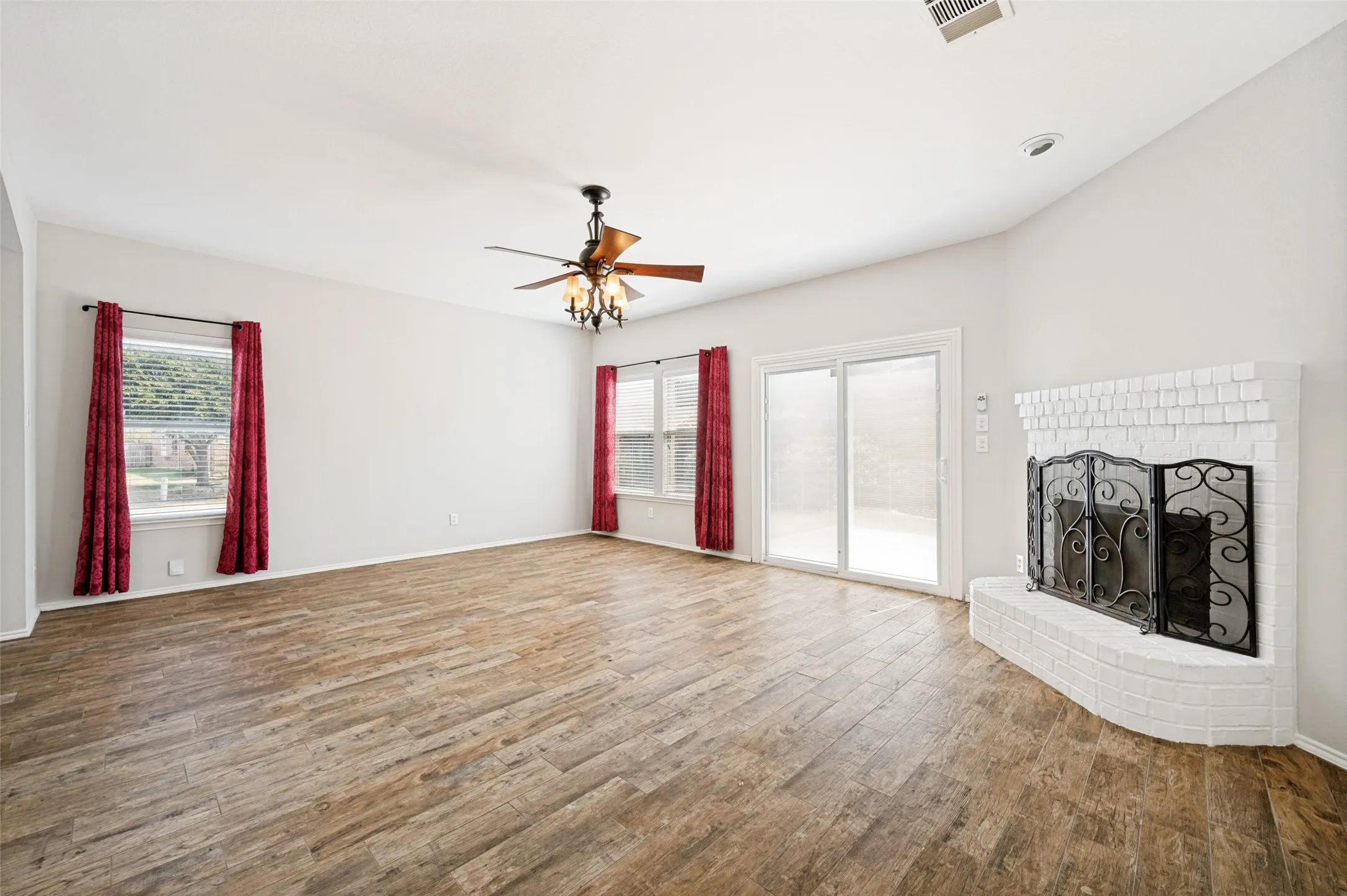 Single Family Residence For Rent in Denton County , 14501 Eaglemont Drive, Little Elm, Texas 75068, 5 Bedroom, 4 Bathroom, 2 Garage spaces, 3,067 Sqft, built in 2004, mls#21369510, Real Estate Agent in Little Elm, Homes For Rent in Denton county, Homes For Rent in Little Elm, Realtor in Little Elm Texas, Real Estate Brokerage Independent Realty Texas, Luminita Cordes Realtor
