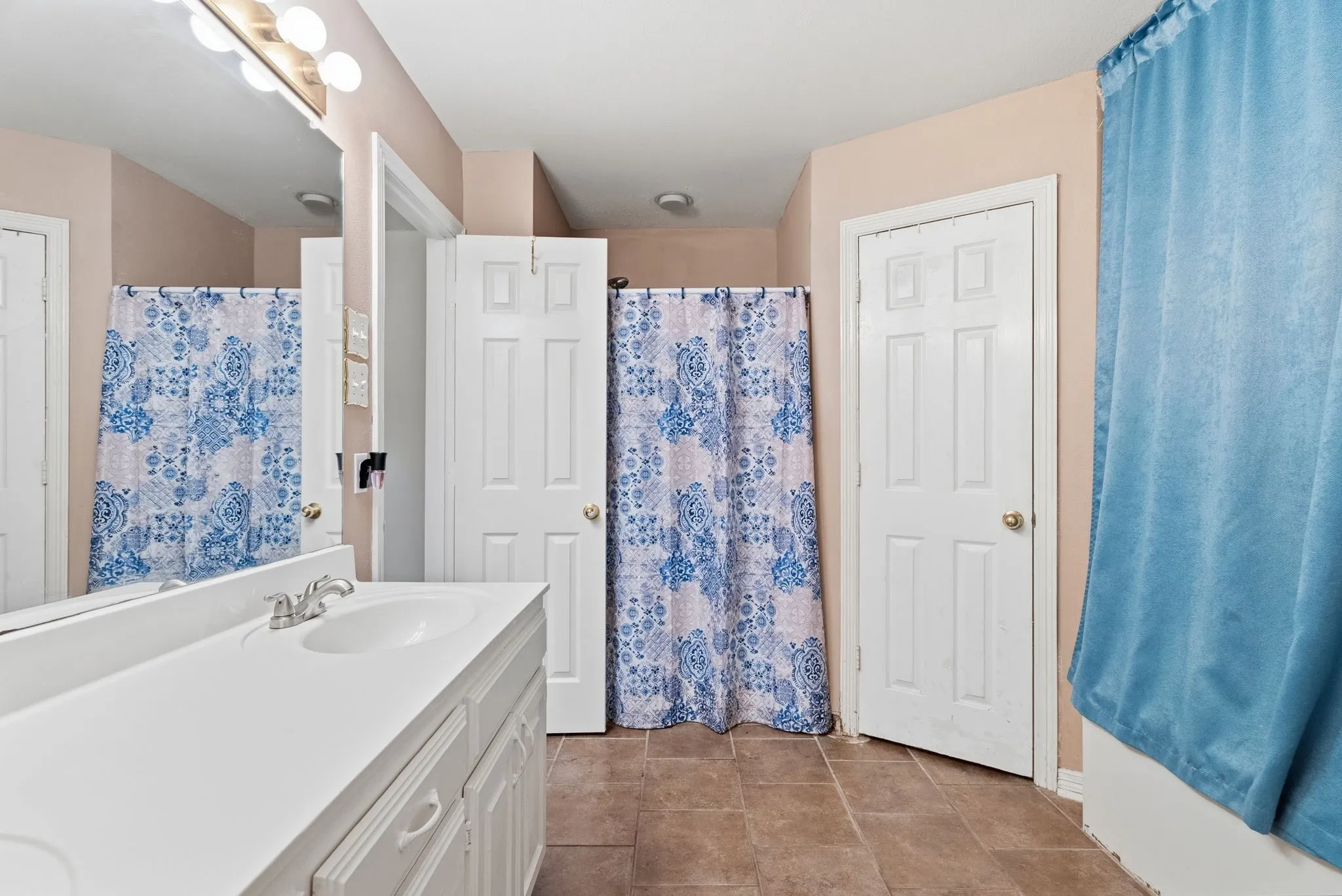 Apartment For Sale in Smith County , 11344 Santa Fe Trail, Tyler, Texas 75703, 3 Bedroom, 2 Bathroom, 2 Garage spaces, 1,900 Sqft, built in 1995, mls#21370339, Real Estate Agent in Tyler, Homes For Sale in Smith county, Homes For Sale in Tyler, Realtor in Tyler Texas, Real Estate Brokerage Independent Realty Texas, Luminita Cordes Realtor
