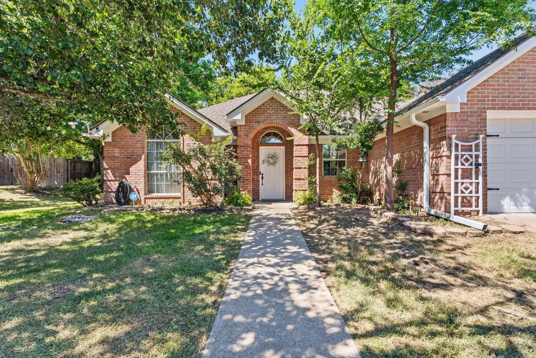 Apartment For Sale in Smith County , 11344 Santa Fe Trail, Tyler, Texas 75703, 3 Bedroom, 2 Bathroom, 2 Garage spaces, 1,900 Sqft, built in 1995, mls#21370339, Real Estate Agent in Tyler, Homes For Sale in Smith county, Homes For Sale in Tyler, Realtor in Tyler Texas, Real Estate Brokerage Independent Realty Texas, Luminita Cordes Realtor