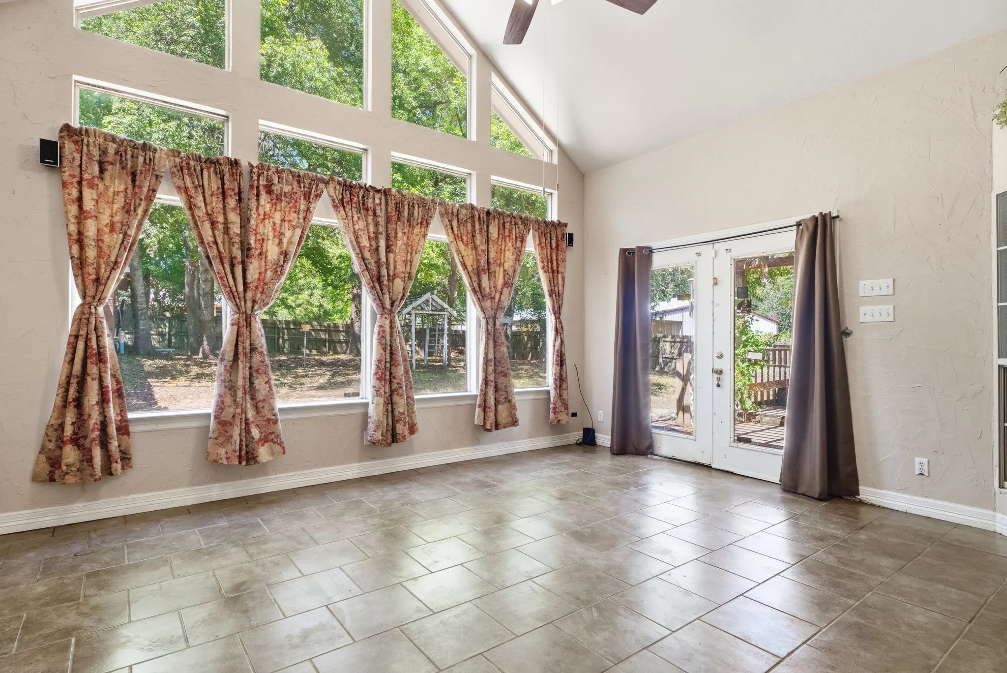 Apartment For Sale in Smith County , 11344 Santa Fe Trail, Tyler, Texas 75703, 3 Bedroom, 2 Bathroom, 2 Garage spaces, 1,900 Sqft, built in 1995, mls#21370339, Real Estate Agent in Tyler, Homes For Sale in Smith county, Homes For Sale in Tyler, Realtor in Tyler Texas, Real Estate Brokerage Independent Realty Texas, Luminita Cordes Realtor