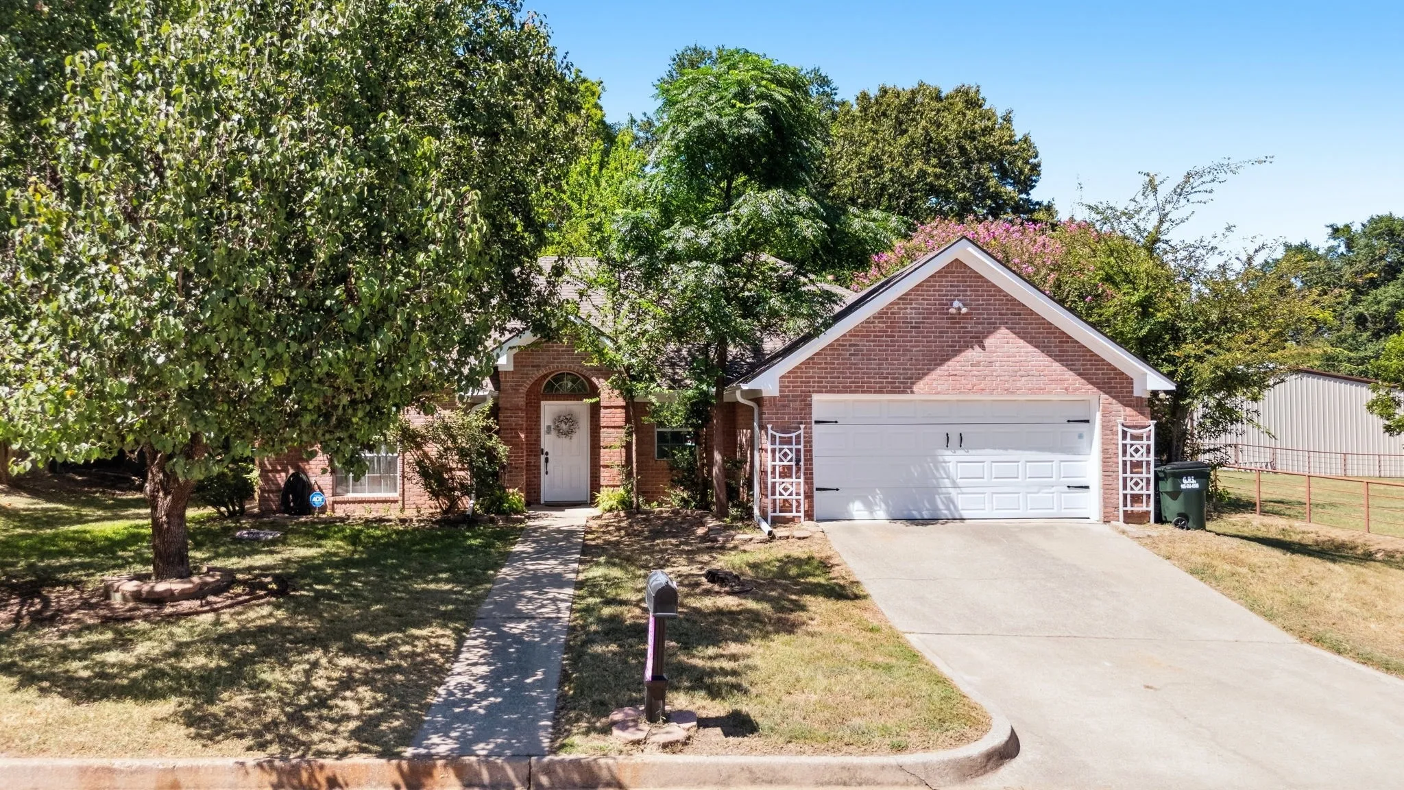 Apartment For Sale in Smith County , 11344 Santa Fe Trail, Tyler, Texas 75703, 3 Bedroom, 2 Bathroom, 2 Garage spaces, 1,900 Sqft, built in 1995, mls#21370339, Real Estate Agent in Tyler, Homes For Sale in Smith county, Homes For Sale in Tyler, Realtor in Tyler Texas, Real Estate Brokerage Independent Realty Texas, Luminita Cordes Realtor
